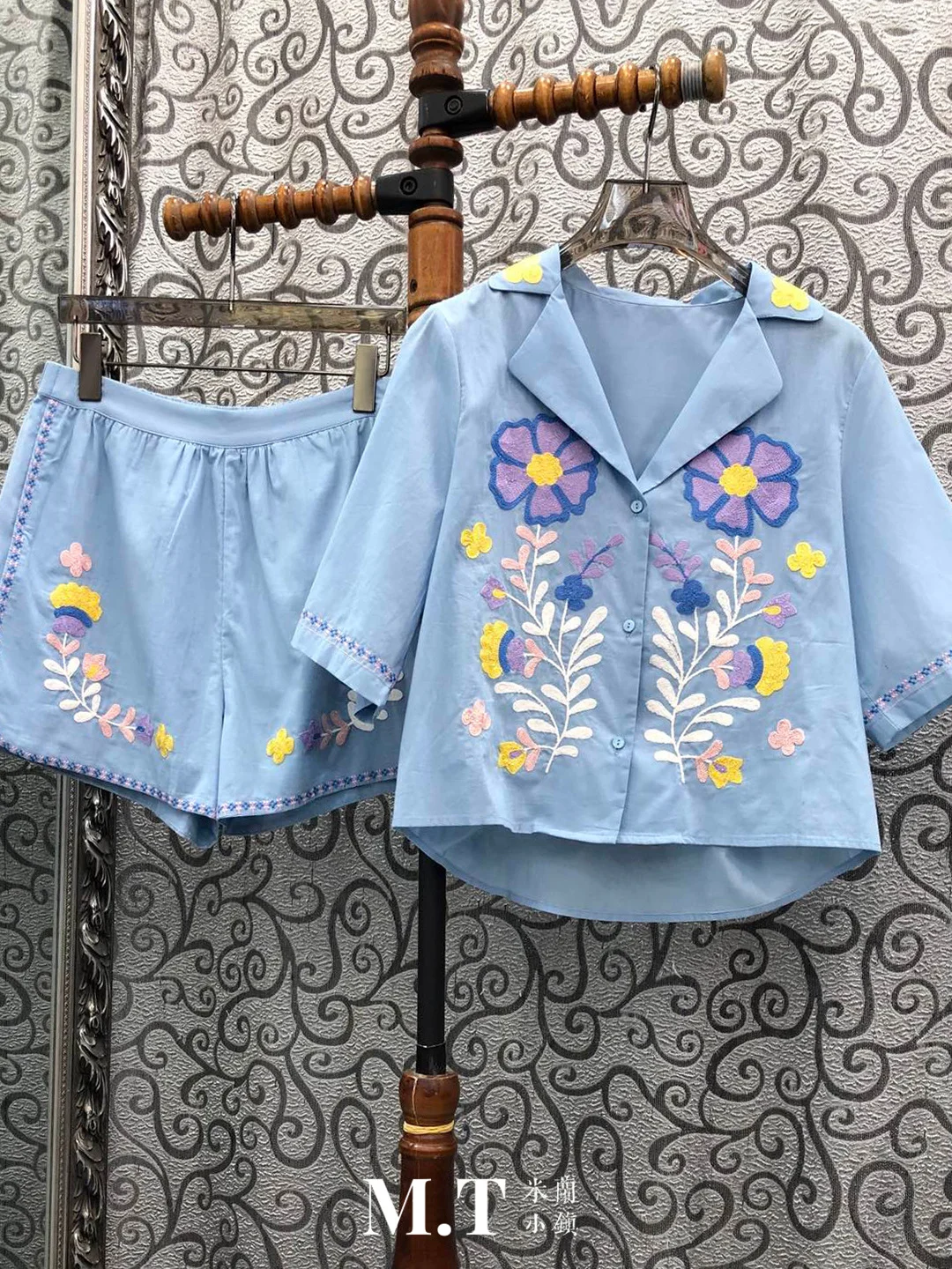 Milan Small Town Ethnic Style Embroidered Floral Shirt Loose Shorts Two-Piece Set Women's Fashion Summer Outfit Cotton Blend
Milan Small Town Ethnic Style Embroidered Floral Shirt Loose Shorts Two-Piece Set Women's Fashion Summer Outfit Cotton Blend