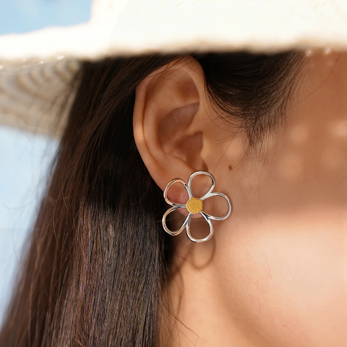 Stainless Steel Hollow Flower Retro Creative Light Luxury Earrings 18K PVD Plated Anti Allergic Rust Proof Stylish Jewelry
Stainless Steel Hollow Flower Retro Creative Light Luxury Earrings 18K PVD Plated Anti Allergic Rust Proof Stylish Jewelry