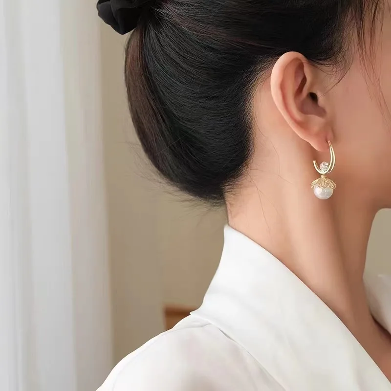 Mermaid Ji pearl earrings, high-end sense, light luxury temperament, sterling silver needle earrings, high-texture rhinestone ea
Mermaid Ji pearl earrings, high-end sense, light luxury temperament, sterling silver needle earrings, high-texture rhinestone ea
