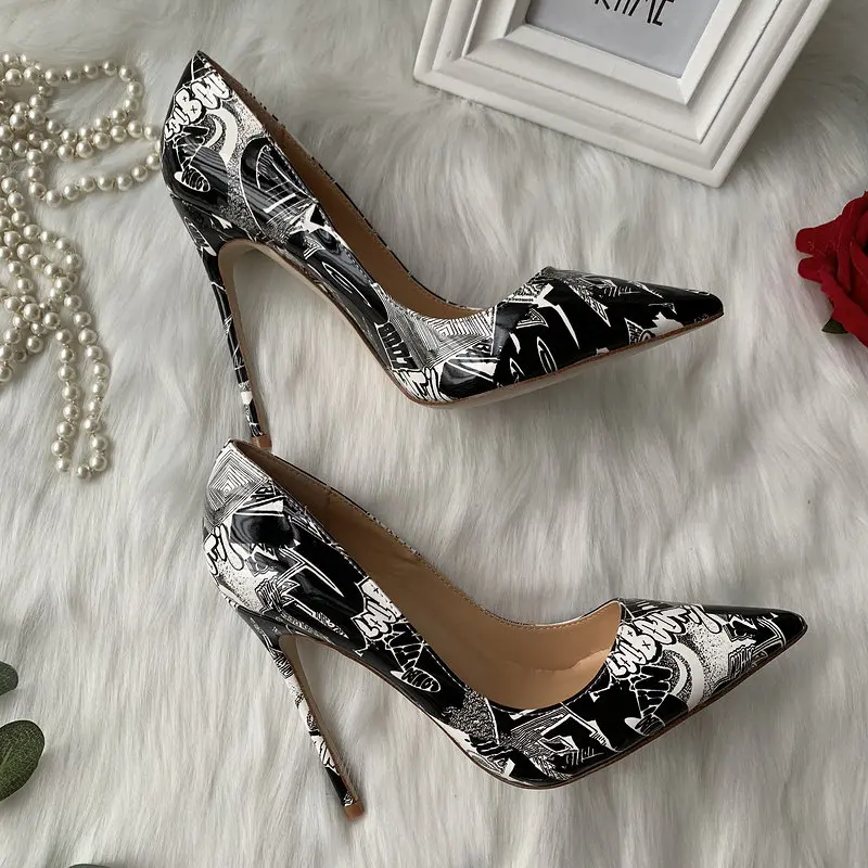 Spring and Summer New Black and White Graffiti Patent Leather Pointed Toe Stiletto 12cm High Heels Catwalk Women's Single Shoes
Spring and Summer New Black and White Graffiti Patent Leather Pointed Toe Stiletto 12cm High Heels Catwalk Women's Single Shoes