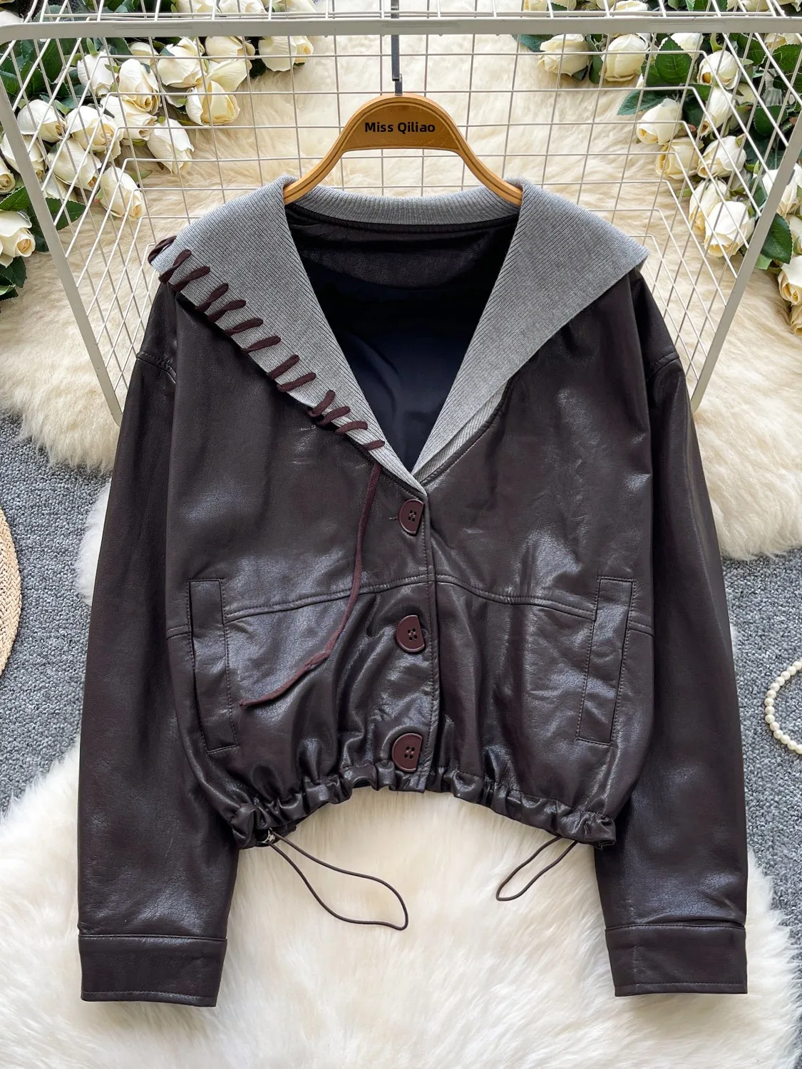 Модный ретро-корейский дизайн, темно-синий кожаный джет с воротником, женский свободный утягивающий повседневный топ с завязками
Модный ретро-корейский дизайн, темно-синий кожаный джет с воротником, женский свободный утягивающий повседневный топ с завязками