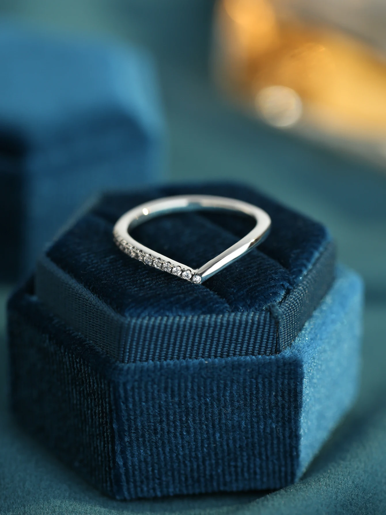 Высококачественная инкрустация, V-образное кольцо сияет красивой яркостью.
Высококачественная инкрустация, V-образное кольцо сияет красивой яркостью.