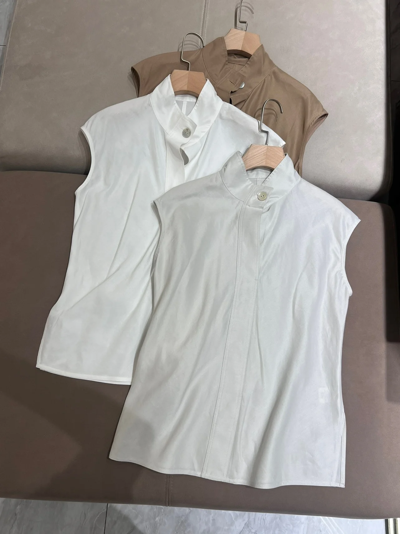 Summer imported blended cotton linen solid color sleeveless fitted sleeveless top
Summer imported blended cotton linen solid color sleeveless fitted sleeveless top