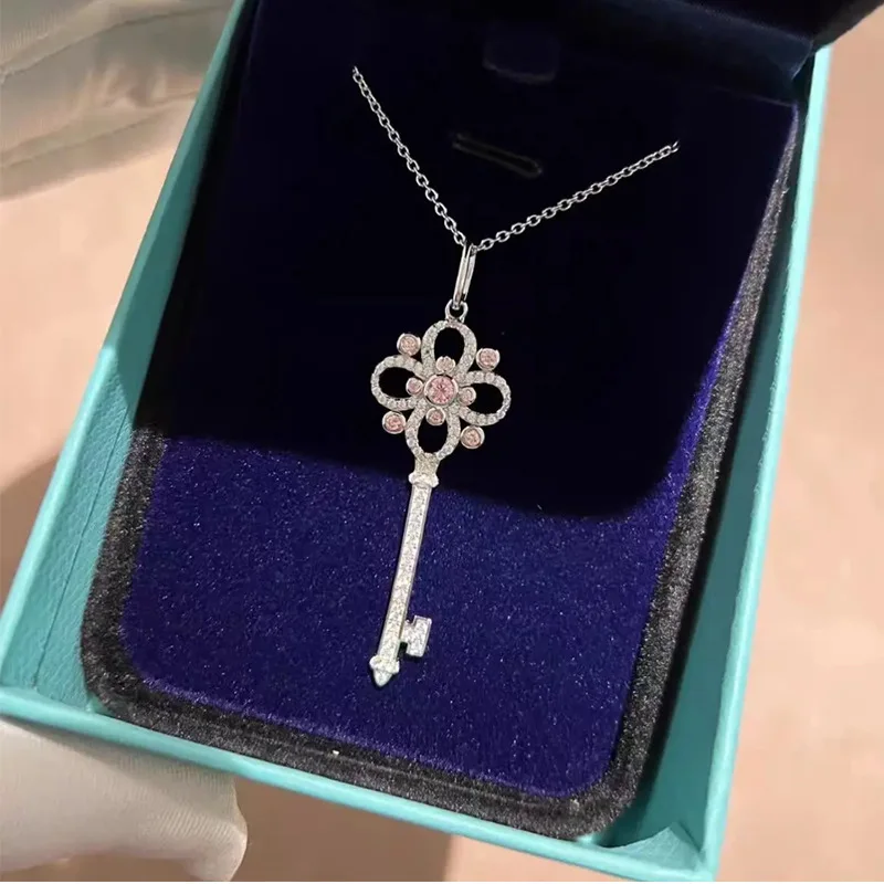 High Quality V Gold Snowflake Key Pendant Necklace, Women's Hollowed Out Clover Diamond Studded Chain, Sweater Chain
High Quality V Gold Snowflake Key Pendant Necklace, Women's Hollowed Out Clover Diamond Studded Chain, Sweater Chain
