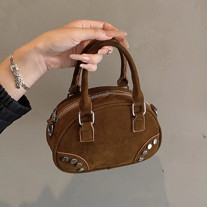 Осенне-зимняя матовая сумка в стиле ретро для женщин, универсальная сумка через плечо, изысканная супер популярная ручная маленькая круглая сумка
Осенне-зимняя матовая сумка в стиле ретро для женщин, универсальная сумка через плечо, изысканная супер популярная ручная маленькая круглая сумка