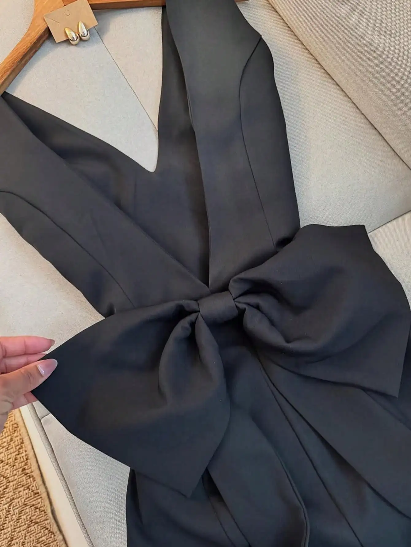 Elegant Black Sleeveless Deep V-Neck Backless Dress With Bow Detail
Elegant Black Sleeveless Deep V-Neck Backless Dress With Bow Detail