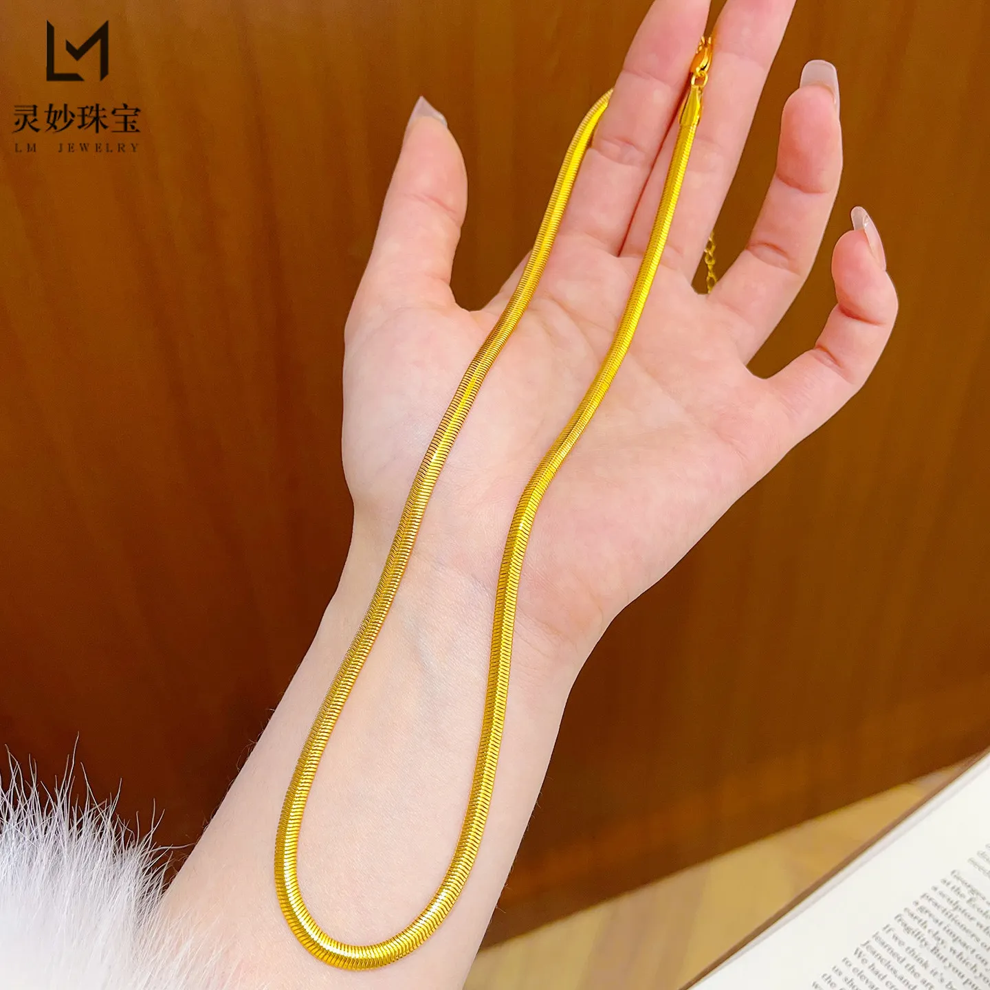 Изысканное ожерелье из змеиной кости с глянцевым покрытием, утолщенное, мягкое, для женщин, 24K золото AU999, с тонким блеском и элитным шармом
Изысканное ожерелье из змеиной кости с глянцевым покрытием, утолщенное, мягкое, для женщин, 24K золото AU999, с тонким блеском и элитным шармом