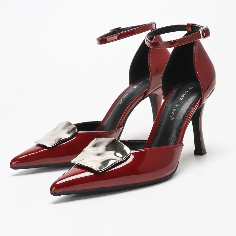 Сексуальные брендовые сандалии на высоком каблуке с металлическими украшениями, женские дизайнерские туфли-лодочки из лакированной кожи с ремешком на щиколотке, туфли для банкета и вечеринок
Сексуальные брендовые сандалии на высоком каблуке с металлическими украшениями, женские дизайнерские туфли-лодочки из лакированной кожи с ремешком на щиколотке, туфли для банкета и вечеринок