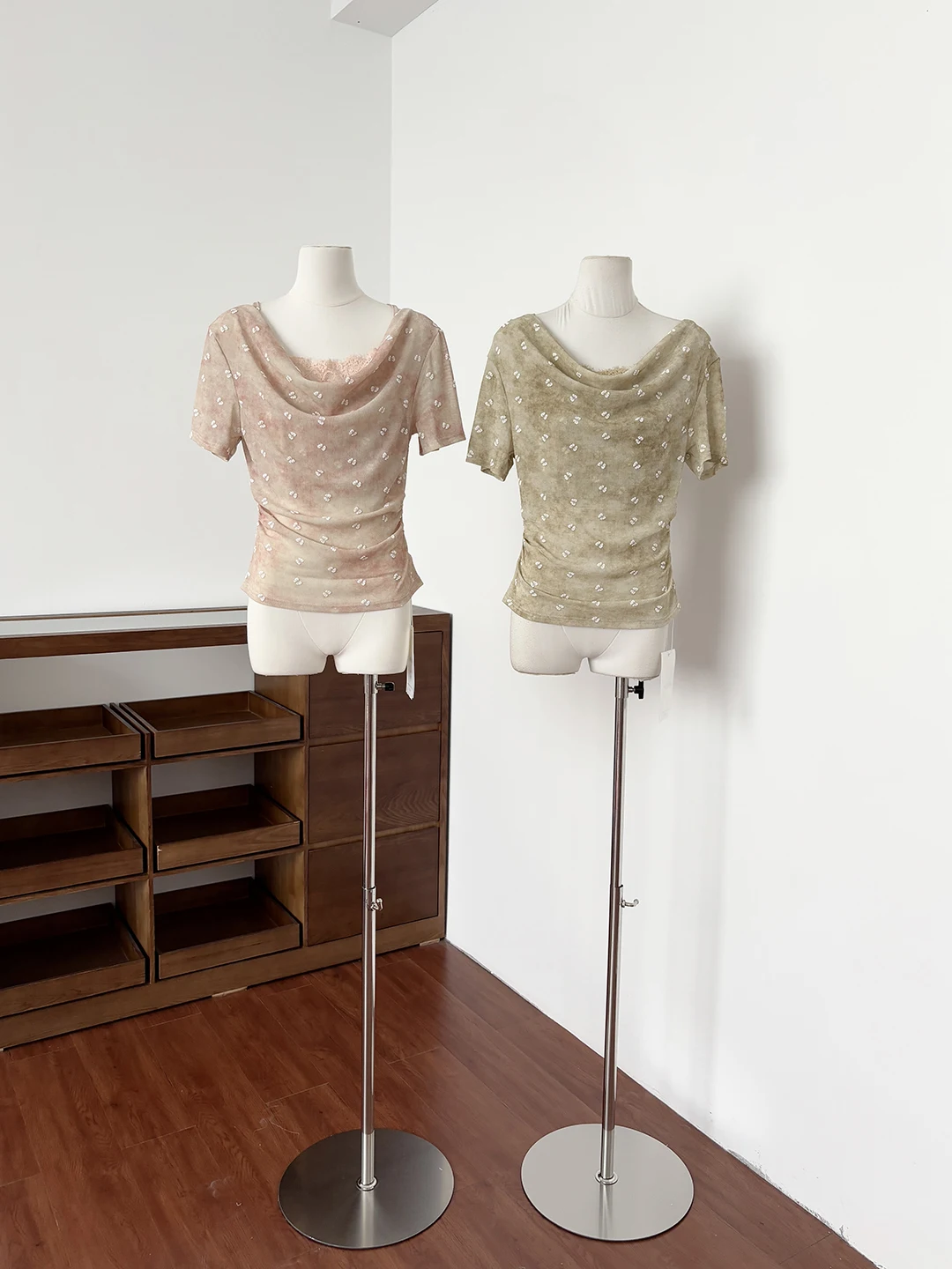 Summer Printed Lace Splice Short Sleeve T-Shirt Women's Light Maturity Style Pleated Design Commute Style Polyester Fiber
Summer Printed Lace Splice Short Sleeve T-Shirt Women's Light Maturity Style Pleated Design Commute Style Polyester Fiber