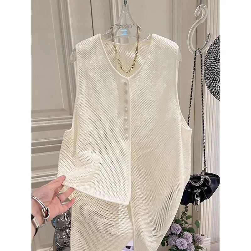 Design sense: niche, high-end, French irregular left right, minimalist chic knitted sweater for women, summer 2025 collection
Design sense: niche, high-end, French irregular left right, minimalist chic knitted sweater for women, summer 2025 collection