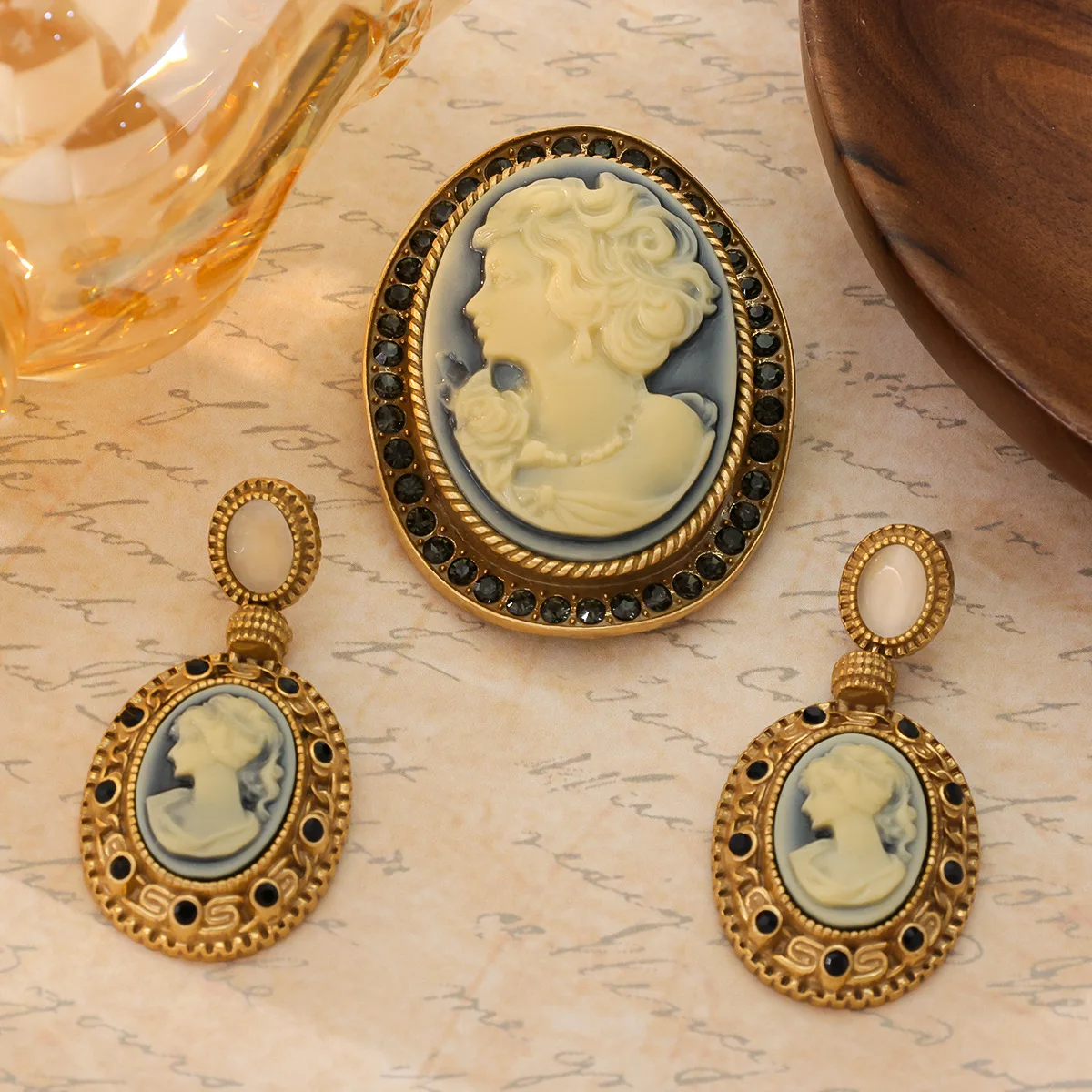 Used Fashion Brooch Earrings High-end Niche Style Jewelry Trendy Cool Cameo Beauty
Used Fashion Brooch Earrings High-end Niche Style Jewelry Trendy Cool Cameo Beauty