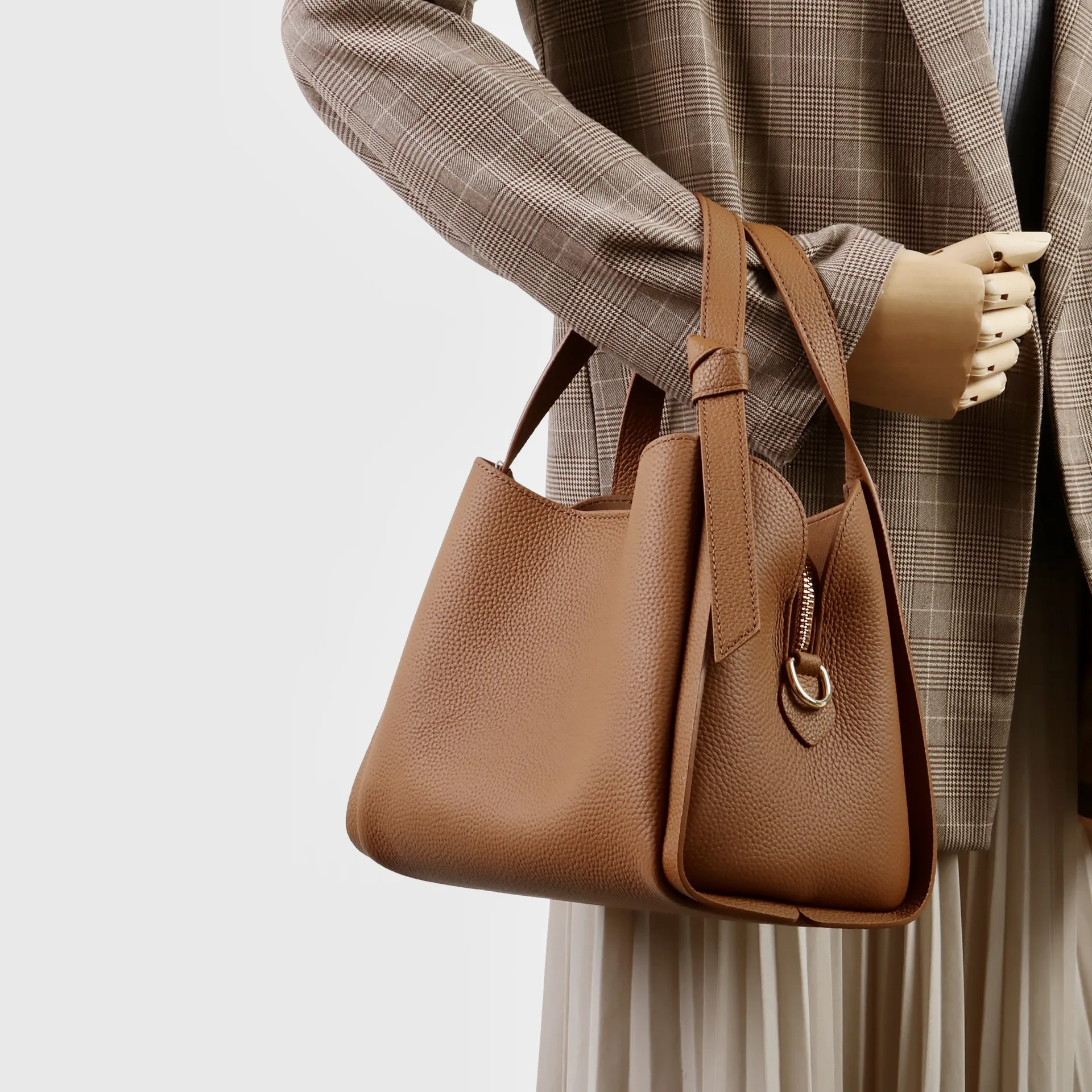 First layer cowhide bucket bag 2025 new genuine leather vegetable basket one-shoulder crossbody bag fashionable ladies handbag
First layer cowhide bucket bag 2025 new genuine leather vegetable basket one-shoulder crossbody bag fashionable ladies handbag