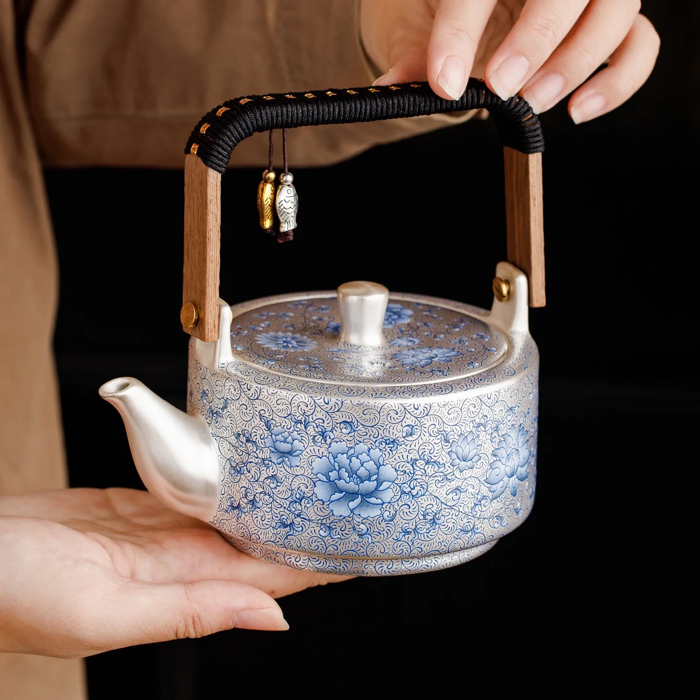 300ML Blue and White Entwined Lotus Pot Hand-painted 999 Gilt Silver High-end One-person Teapot with Filter Teapot KungFu Teacup
300ML Blue and White Entwined Lotus Pot Hand-painted 999 Gilt Silver High-end One-person Teapot with Filter Teapot KungFu Teacup