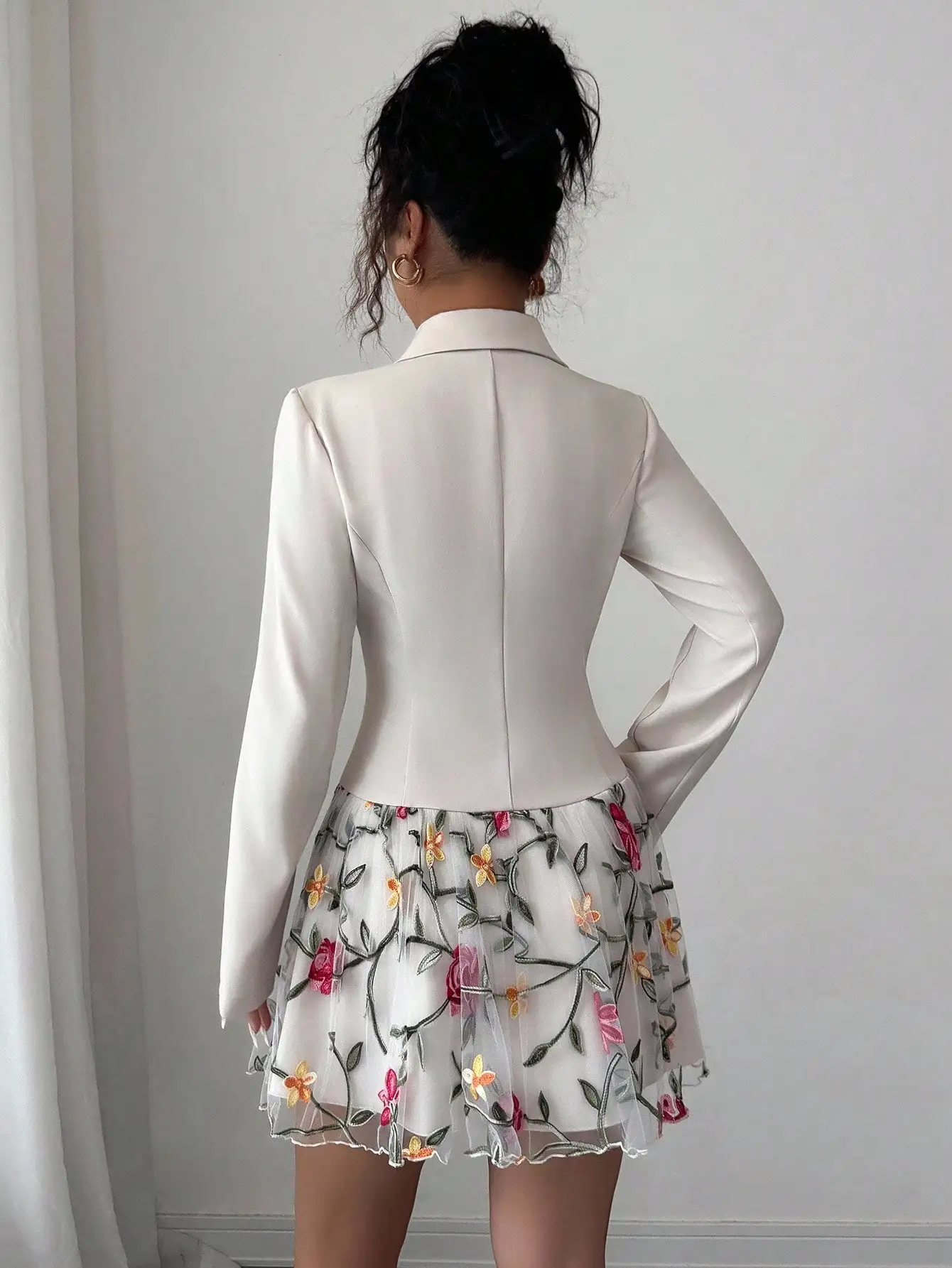 Elegant Women's Embroidered Floral Skirt Suit With Collar And Buttons
Elegant Women's Embroidered Floral Skirt Suit With Collar And Buttons