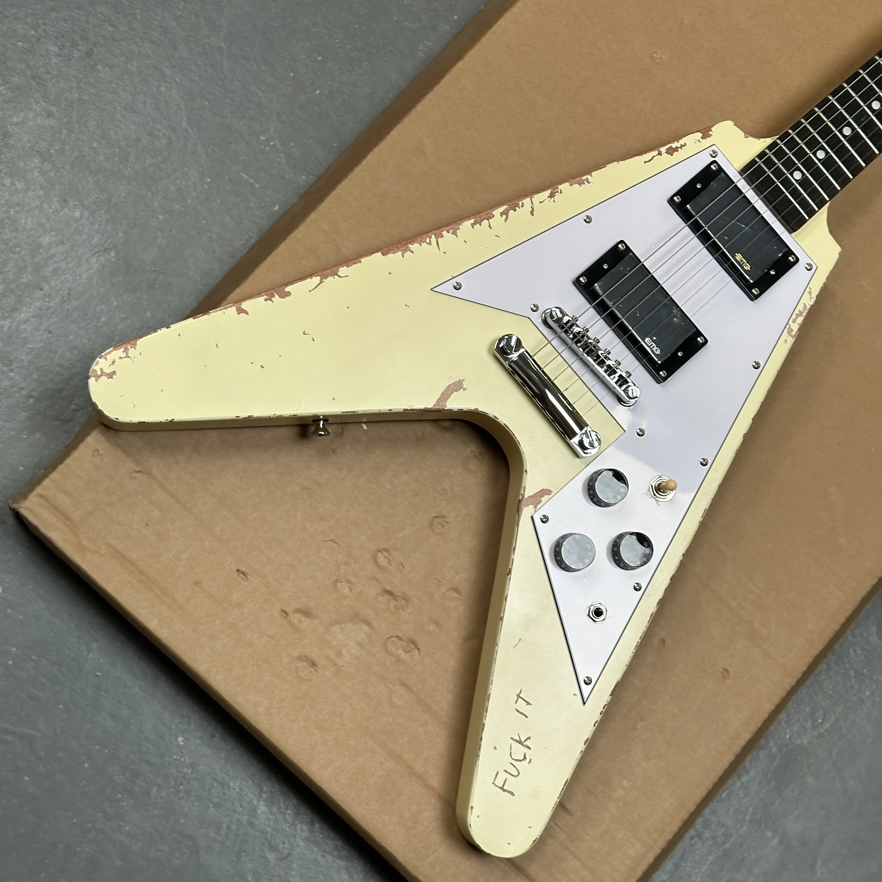 Yellow vintage-style electric guitar. Aguitars with longer sustain and stable pitch. A guitarra suitable for beginners.
Yellow vintage-style electric guitar. Aguitars with longer sustain and stable pitch. A guitarra suitable for beginners.