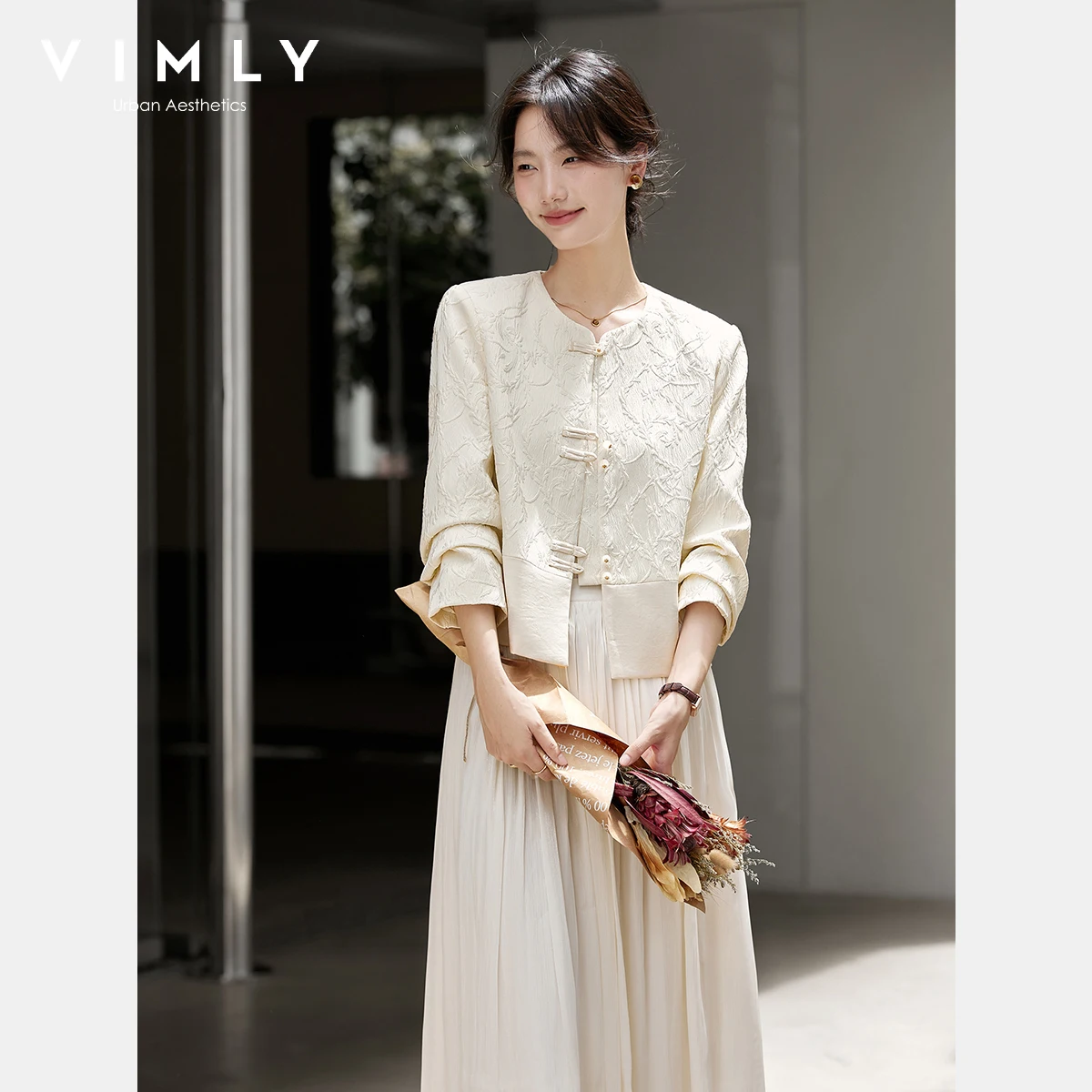 VIMLY Jacket Jacquard Women Apricot Chinese Style Autumn 2025 Round Neck Short Coats Elegant Long Sleeve Female Jackets A2852 
VIMLY Jacket Jacquard Women Apricot Chinese Style Autumn 2025 Round Neck Short Coats Elegant Long Sleeve Female Jackets A2852