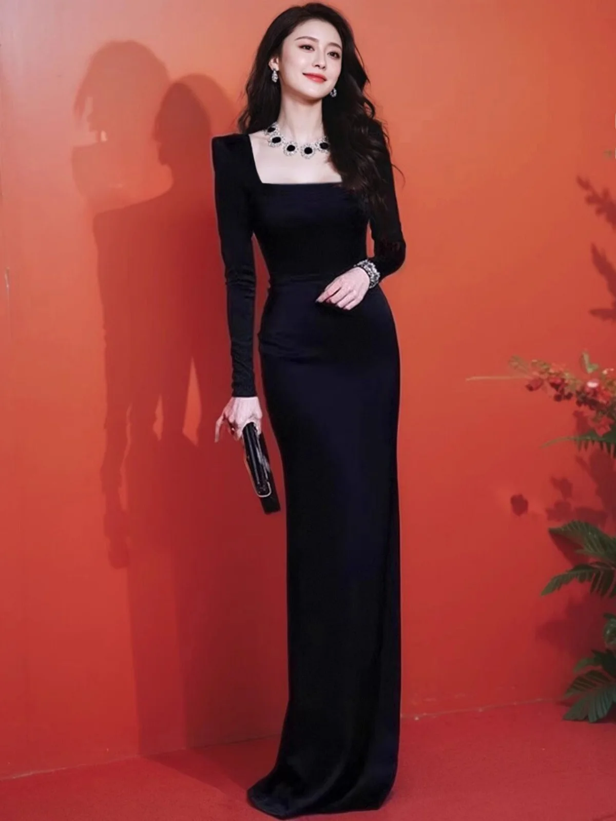 Элегантное атласное вечернее платье для женщин: модное, с завышенной талией, длинными рукавами, длиной в пол, для ежегодных встреч и торжеств
Элегантное атласное вечернее платье для женщин: модное, с завышенной талией, длинными рукавами, длиной в пол, для ежегодных встреч и торжеств