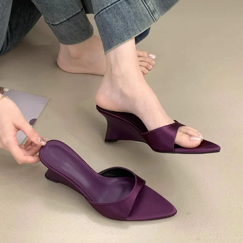 Women Slippers Summer 2025 Luxury Brand Wedges Shoes Women Slingback Sexy Dress Party Sandals Pointed Toe Slides Pumps Flip Flop 
Women Slippers Summer 2025 Luxury Brand Wedges Shoes Women Slingback Sexy Dress Party Sandals Pointed Toe Slides Pumps Flip Flop