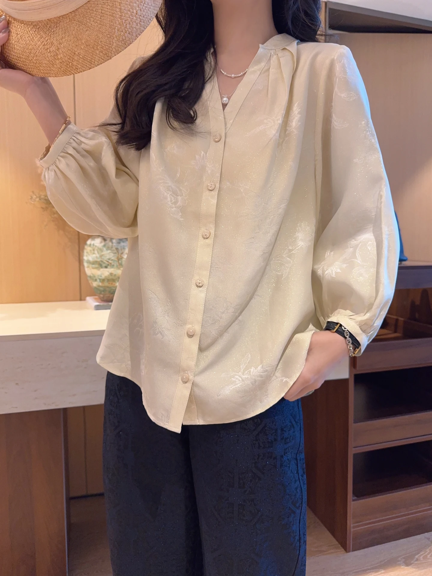 Shiny Gold Thread Silk Embroidery Chic Seven-Quarter Sleeve Shirt Top Chinese Style Spring Summer Loose Fit V-Neck Single Button
Shiny Gold Thread Silk Embroidery Chic Seven-Quarter Sleeve Shirt Top Chinese Style Spring Summer Loose Fit V-Neck Single Button