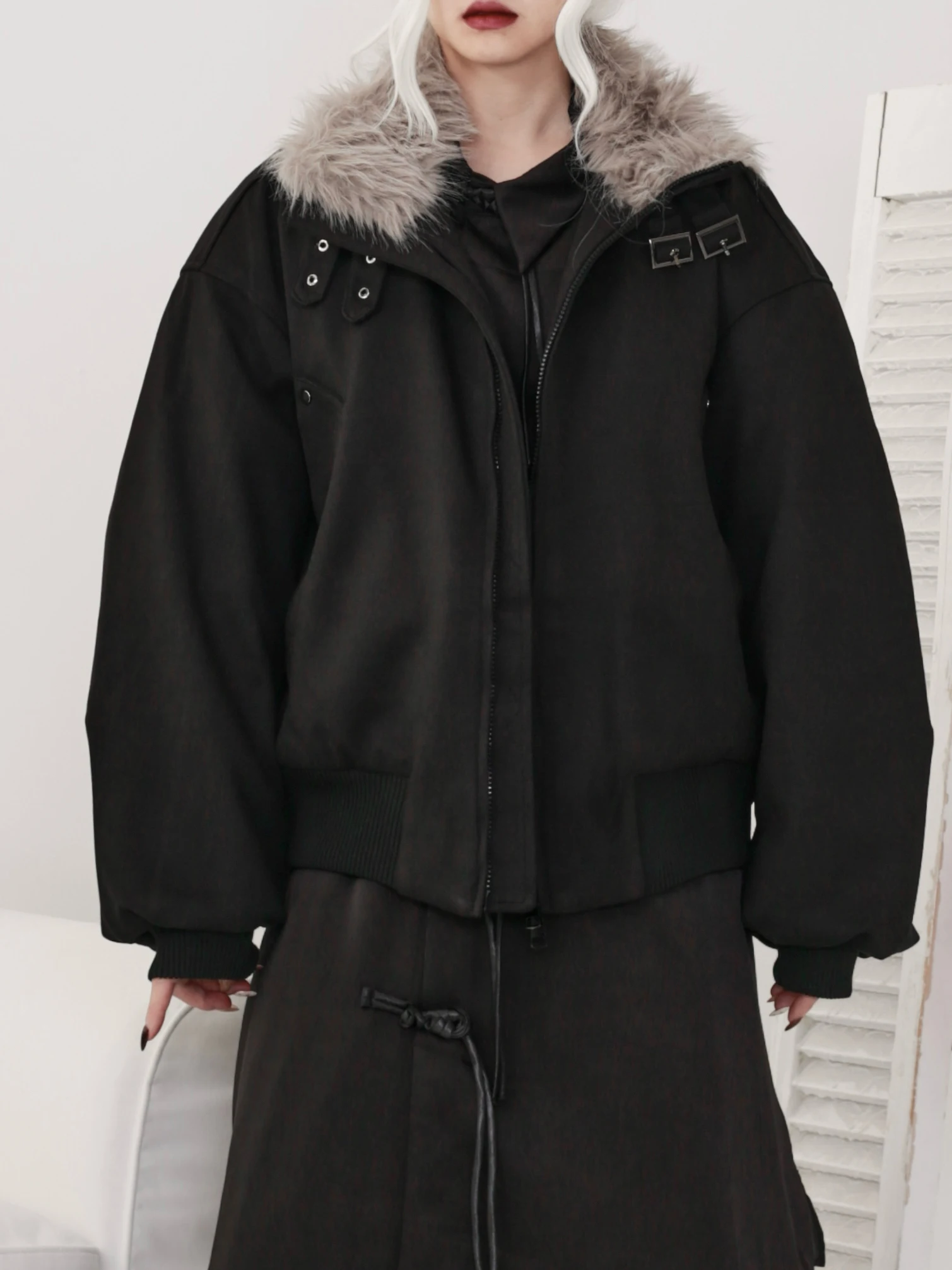 Женское зимнее пальто свободного кроя из хлопка с меховым воротником, приталенная верхняя одежда, повседневное, прямого кроя, с длинными рукавами
Женское зимнее пальто свободного кроя из хлопка с меховым воротником, приталенная верхняя одежда, повседневное, прямого кроя, с длинными рукавами