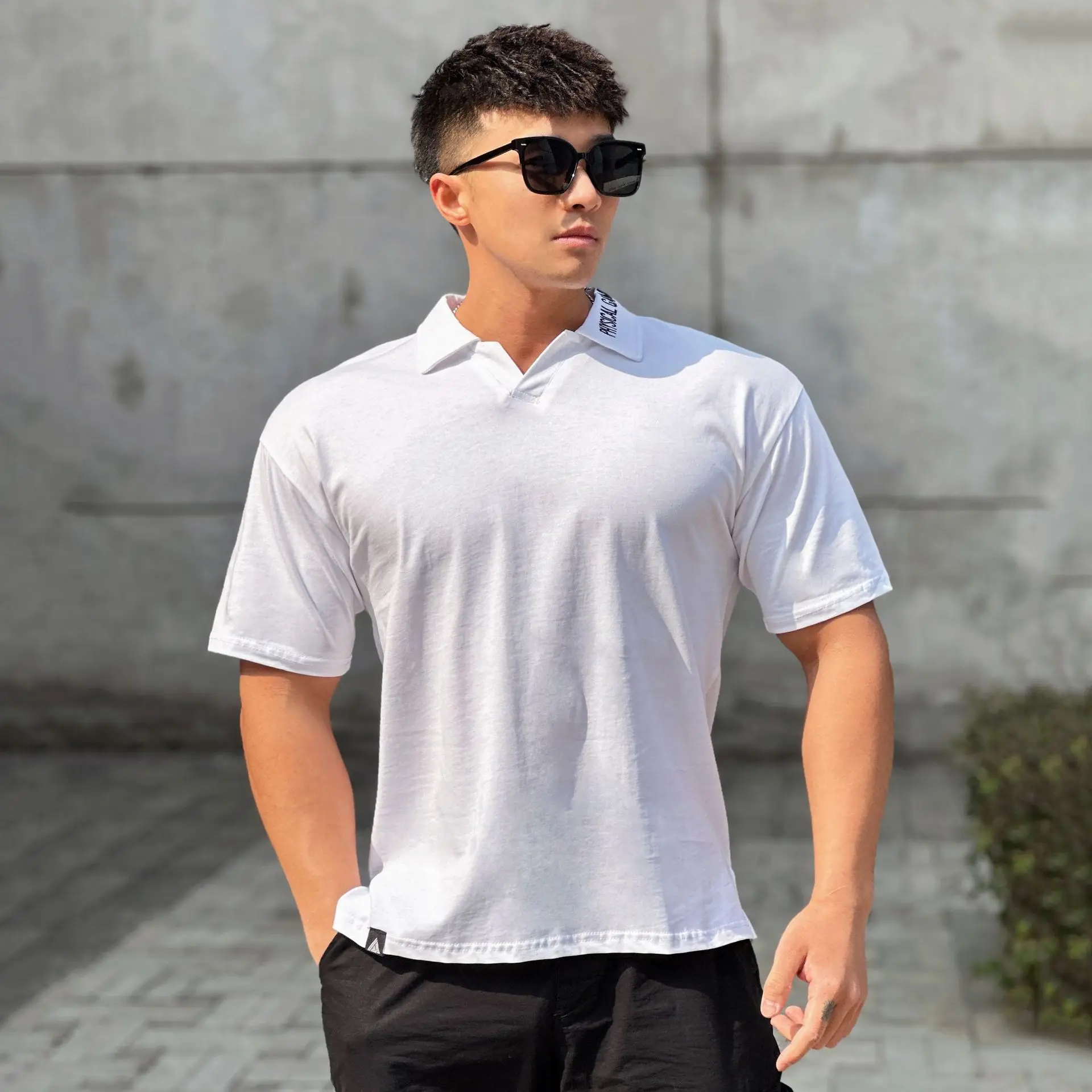 2023 Summer V-neck muscular sport Polo shirts with solid-color lapels round bottoms body-slimming fitness shirts short sleeves
2023 Summer V-neck muscular sport Polo shirts with solid-color lapels round bottoms body-slimming fitness shirts short sleeves