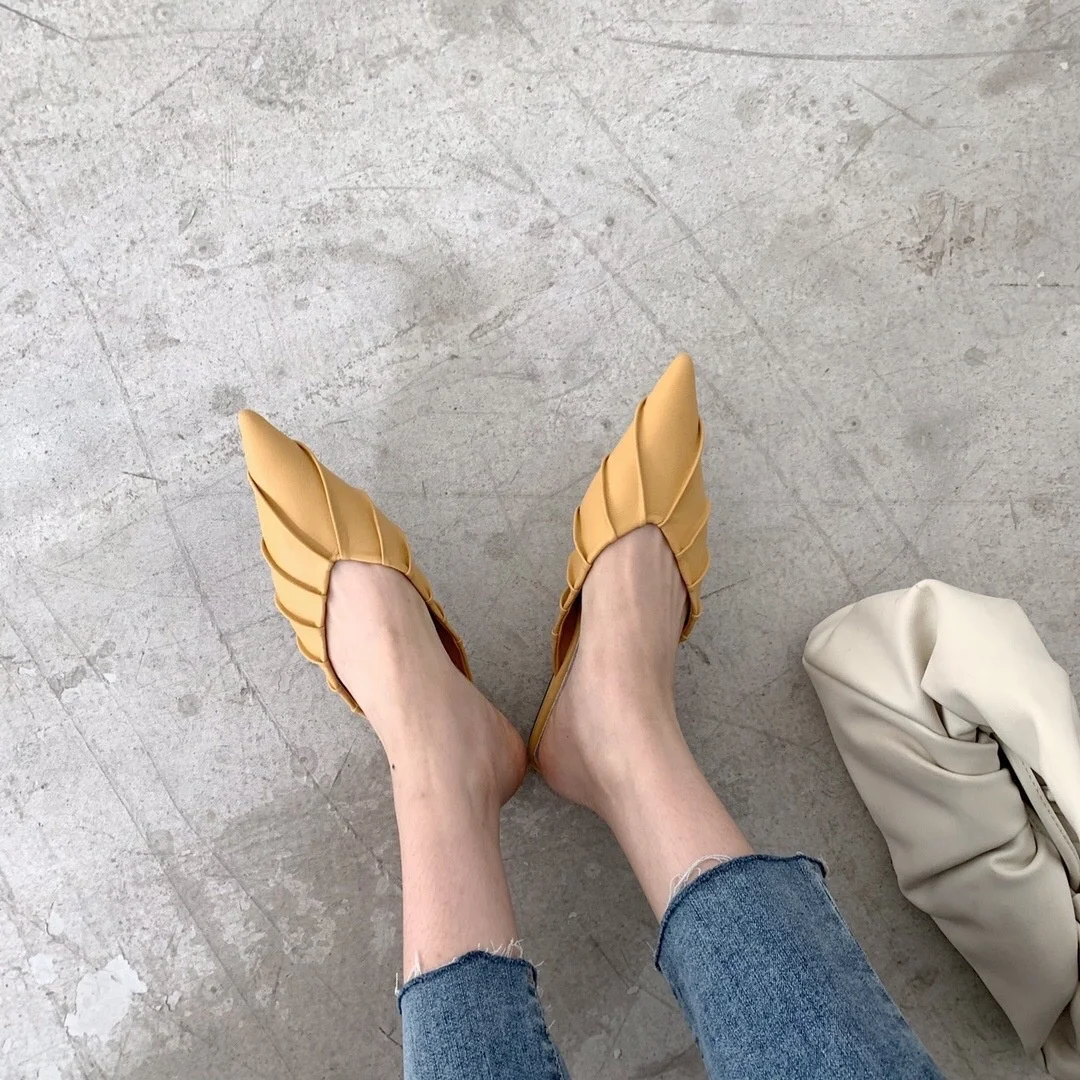 Folded Flat Bottom Pointed Toe Slippers Retro Style Women's Slip-On Shoes Comfortable Rubber Sole for Daily Wear
Folded Flat Bottom Pointed Toe Slippers Retro Style Women's Slip-On Shoes Comfortable Rubber Sole for Daily Wear