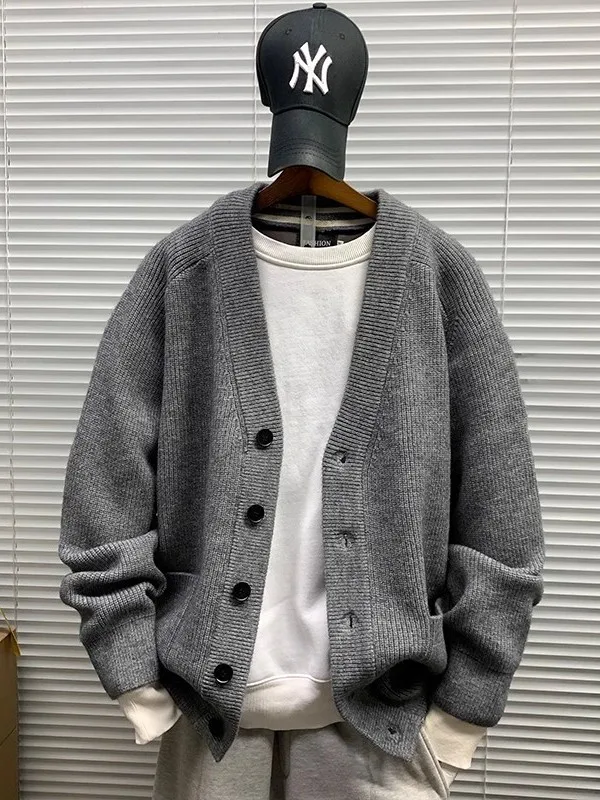 Мужской вязаный кардиган свободного кроя с V-образным вырезом, осенне-зимний, однотонный, модный, в стиле lazy style, больших размеров, ретро, в стиле Money Sle
Мужской вязаный кардиган свободного кроя с V-образным вырезом, осенне-зимний, однотонный, модный, в стиле lazy style, больших размеров, ретро, в стиле Money Sle