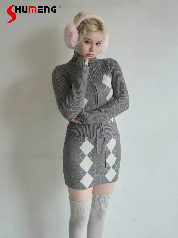 Милая модная вязаная короткая куртка в японском стиле, юбка, жилет, комплект из 3 предметов, осень-зима, новые женские облегающие повседневные базовые наряды
Милая модная вязаная короткая куртка в японском стиле, юбка, жилет, комплект из 3 предметов, осень-зима, новые женские облегающие повседневные базовые наряды