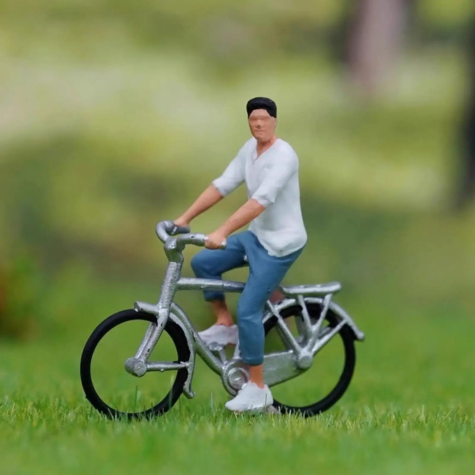 1/64 Cyclist Tiny People Model Desk Decoration Collectibles Resin Riding Figure
1/64 Cyclist Tiny People Model Desk Decoration Collectibles Resin Riding Figure