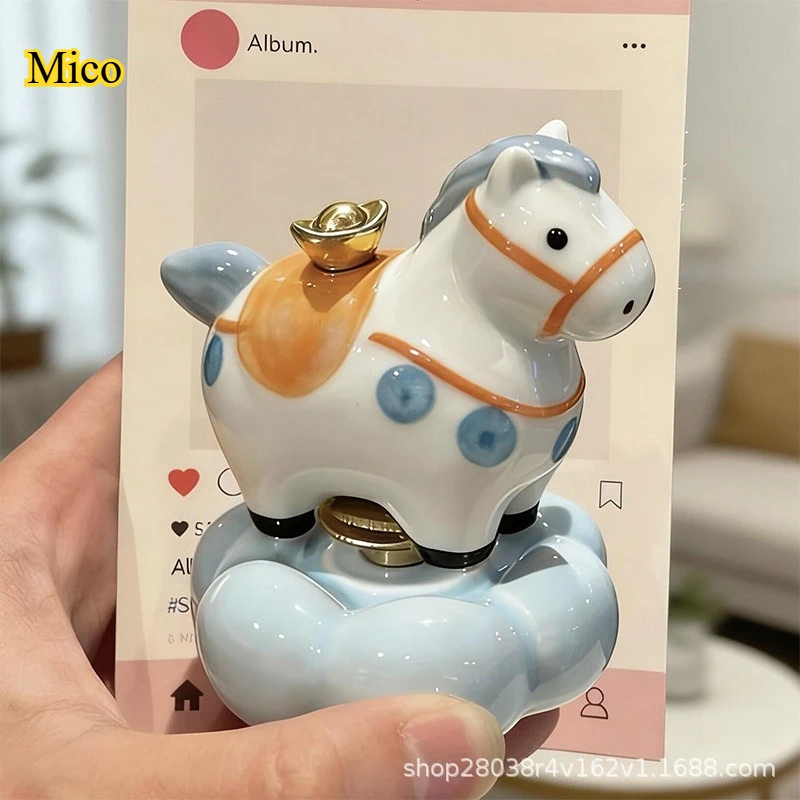 Jingdezhen Ceramic Rotating Carousel Horse Miniature Luxury Year of Horse Fortune Statue Aesthetic Desk Decor New Year Gift
Jingdezhen Ceramic Rotating Carousel Horse Miniature Luxury Year of Horse Fortune Statue Aesthetic Desk Decor New Year Gift