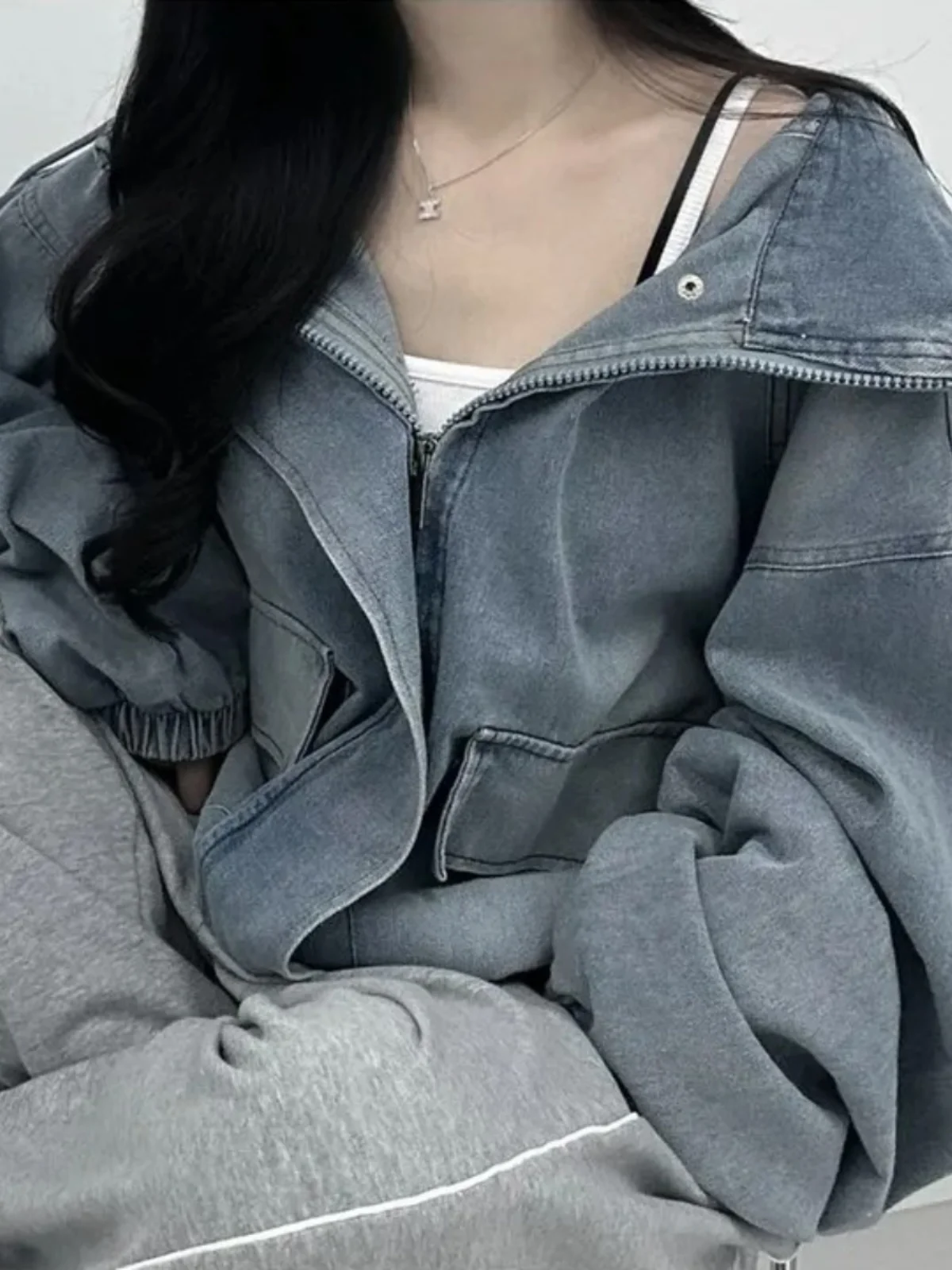 Korean Style Loose Fit Short Zipper Design Casual Hoodie Denim Jacket for Women Fashionable Chic Winter Top Streetwear
Korean Style Loose Fit Short Zipper Design Casual Hoodie Denim Jacket for Women Fashionable Chic Winter Top Streetwear