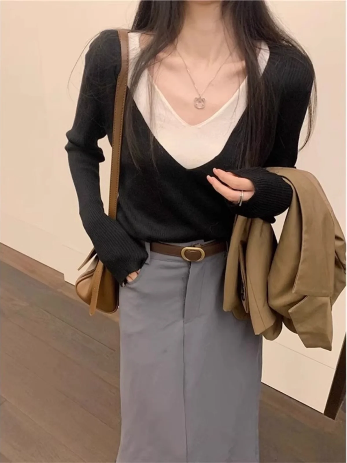 Black V-Neck Knitted Base Shirt Women's Loose Slimming Long Sleeve Inner Design False Two-Piece Top Korean Style Autumn Wear
Black V-Neck Knitted Base Shirt Women's Loose Slimming Long Sleeve Inner Design False Two-Piece Top Korean Style Autumn Wear