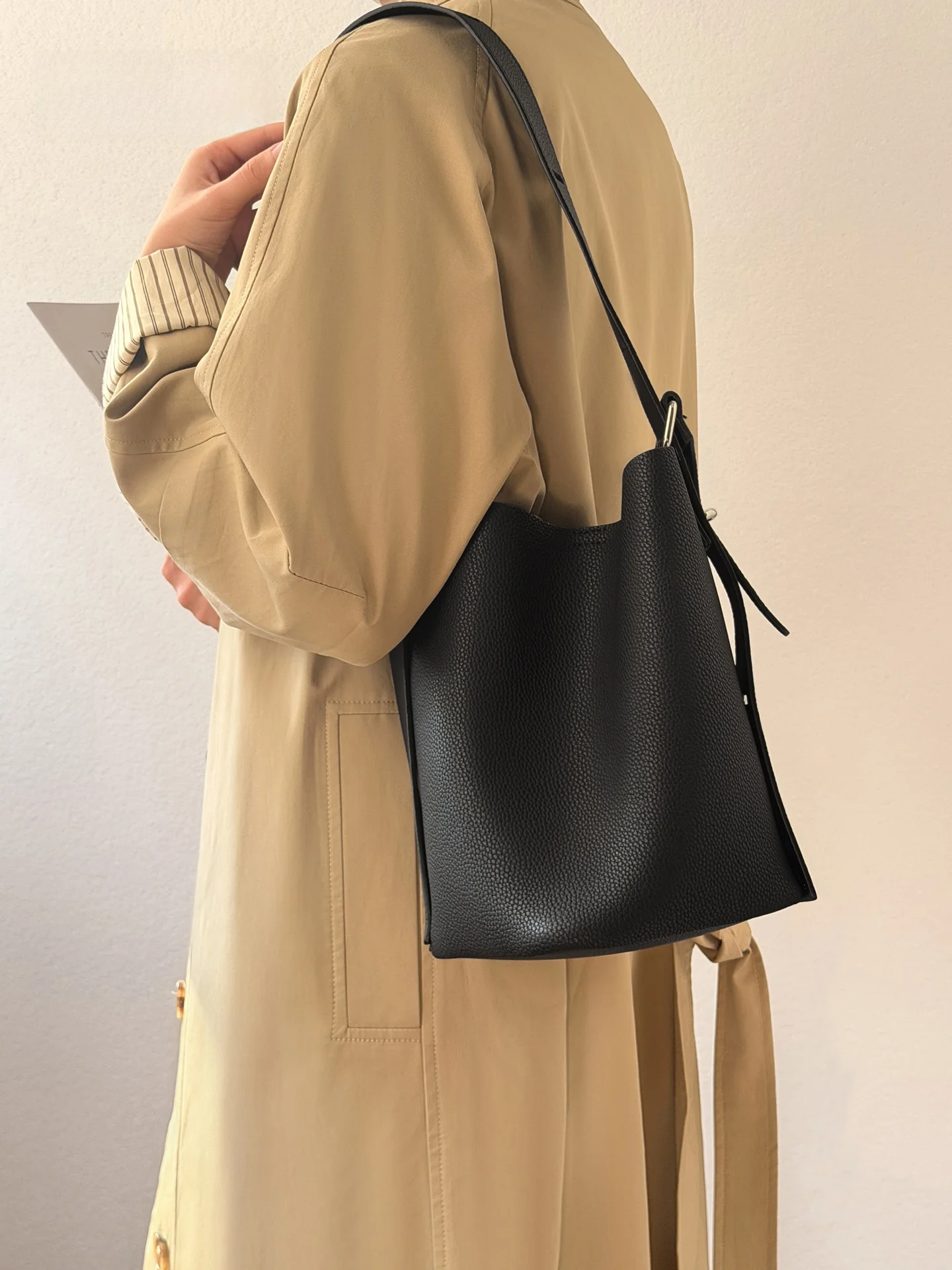 Большая кожаная сумка-тоут на одно плечо, женская сумка через плечо, сумка подмышку, новинка 2025 года, мягкая сумка-ведро из телячьей кожи Togo
Большая кожаная сумка-тоут на одно плечо, женская сумка через плечо, сумка подмышку, новинка 2025 года, мягкая сумка-ведро из телячьей кожи Togo