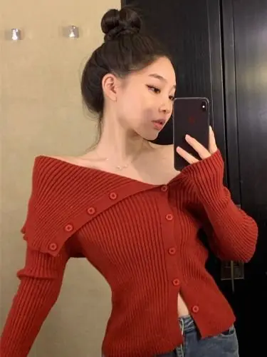 Модный шикарный белый свитер на одно плечо для женщин, трикотажный, с асимметричным краем, для ношения под одеждой, уникальный дизайн
Модный шикарный белый свитер на одно плечо для женщин, трикотажный, с асимметричным краем, для ношения под одеждой, уникальный дизайн