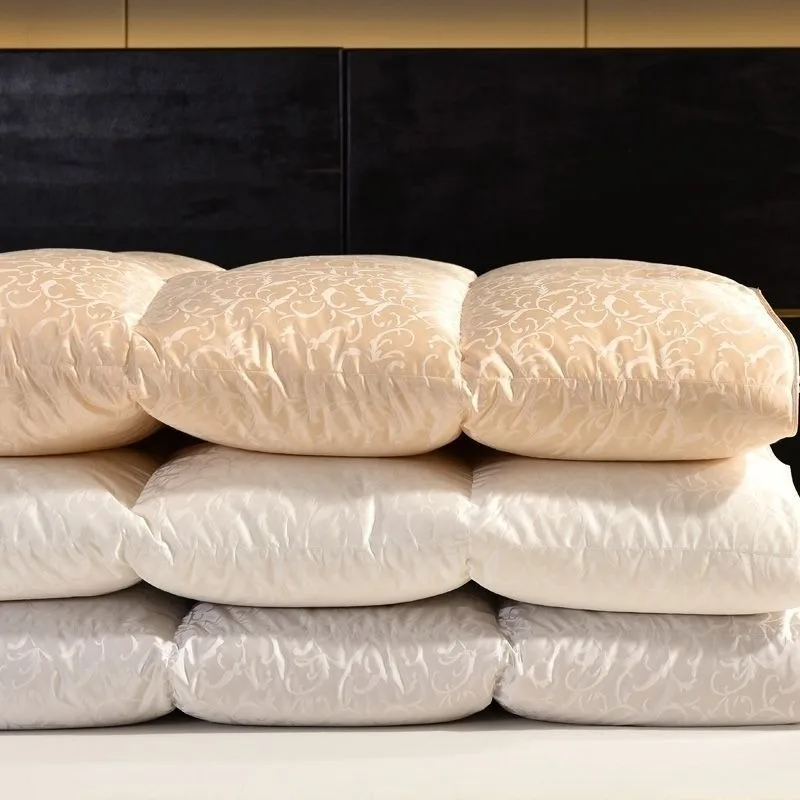 Keep warm winter quilts, spring and autumn quilts, skin-friendly wedding quilts, thickened and light luxury
Keep warm winter quilts, spring and autumn quilts, skin-friendly wedding quilts, thickened and light luxury