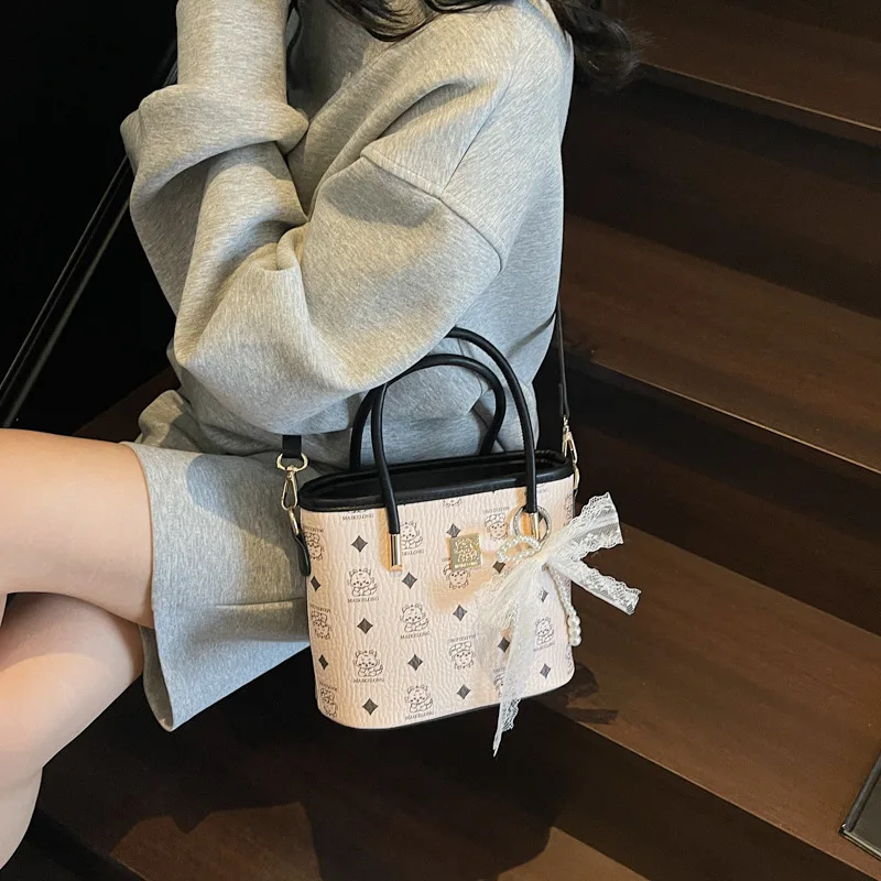 2025 Classic Bucket Bag Women Fashion Printed Shoulder Purse Trendy Crossbody Handbag Elegant Casual Chic Tote Accessory
2025 Classic Bucket Bag Women Fashion Printed Shoulder Purse Trendy Crossbody Handbag Elegant Casual Chic Tote Accessory