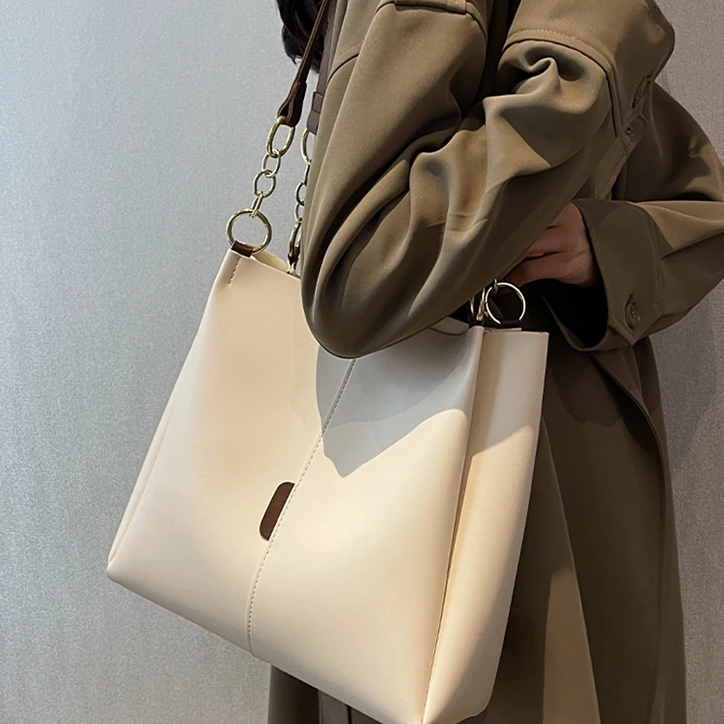 High-Quality Tote Bags Women's 2022 New Retro Commuter Bags Large-Capacity Simple Fashion All-Match Chain Bags
High-Quality Tote Bags Women's 2022 New Retro Commuter Bags Large-Capacity Simple Fashion All-Match Chain Bags