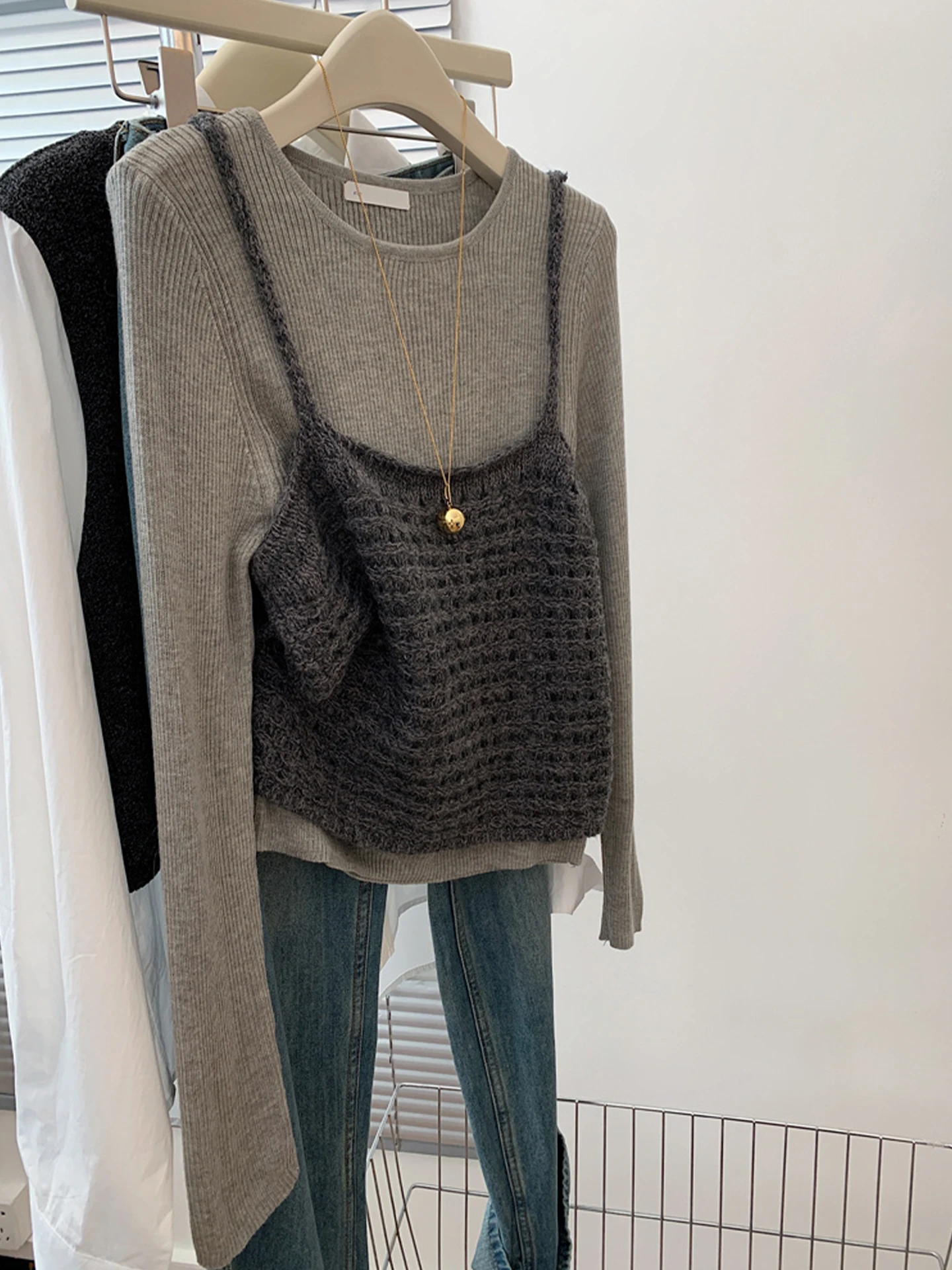 Мягкий, приятный для кожи вязаный свитер Camere, повседневный универсальный топ, комплект из двух предметов, корейский женский вязаный свитер для поездок на работу Faion...
Мягкий, приятный для кожи вязаный свитер Camere, повседневный универсальный топ, комплект из двух предметов, корейский женский вязаный свитер для поездок на работу Faion...