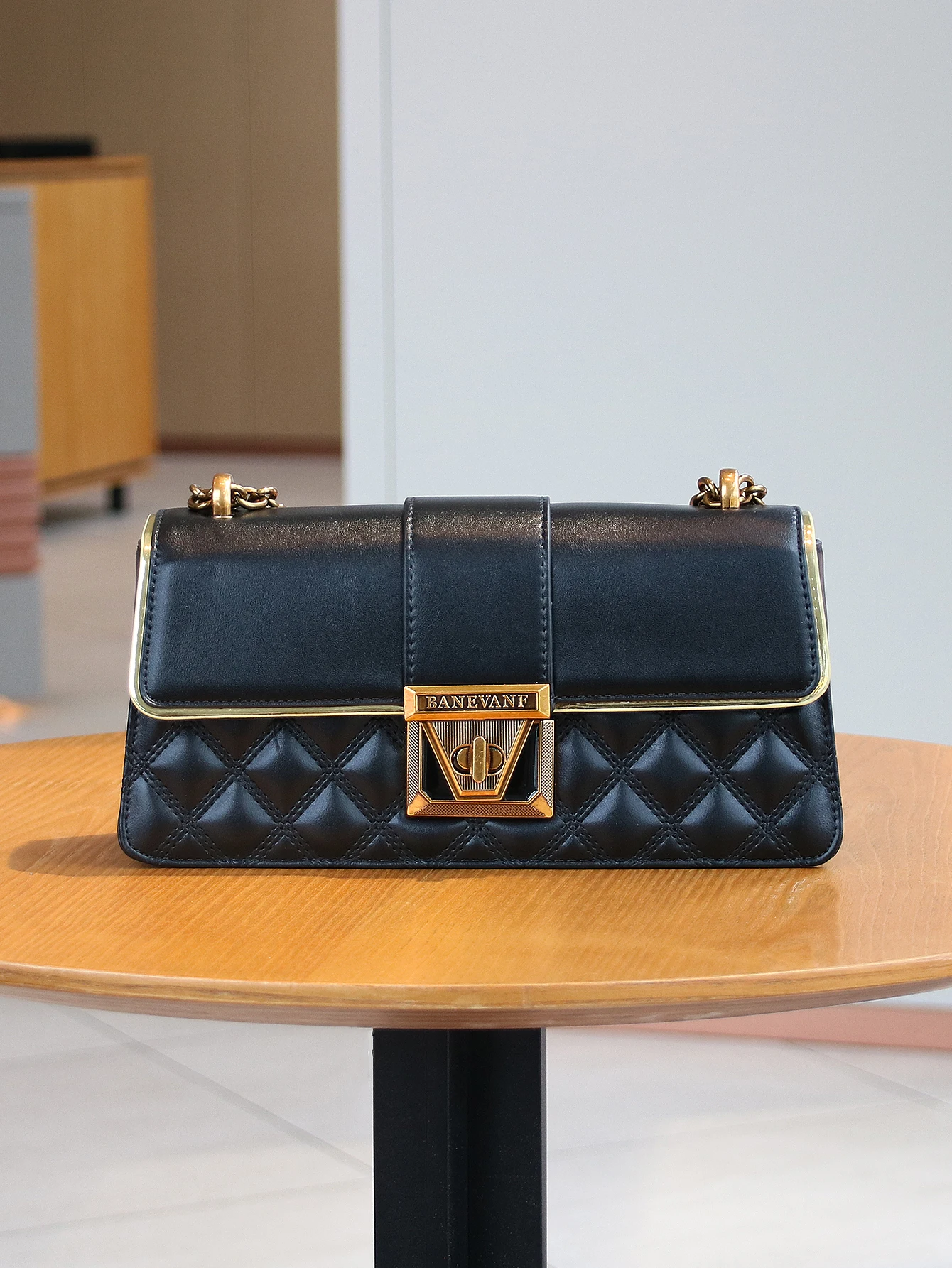 The niche design is light and luxurious, and the new rhombic lock embroidery thread underarm bag has advanced texture, and the s
The niche design is light and luxurious, and the new rhombic lock embroidery thread underarm bag has advanced texture, and the s