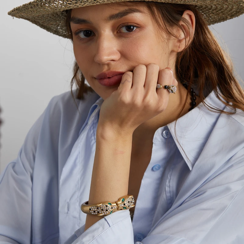 Vintage Green Crystal Eyes Leopard Head Bangles For Woman Bracelet Gold Color Rhinestone Accessories Quality Luxury Designer
Vintage Green Crystal Eyes Leopard Head Bangles For Woman Bracelet Gold Color Rhinestone Accessories Quality Luxury Designer