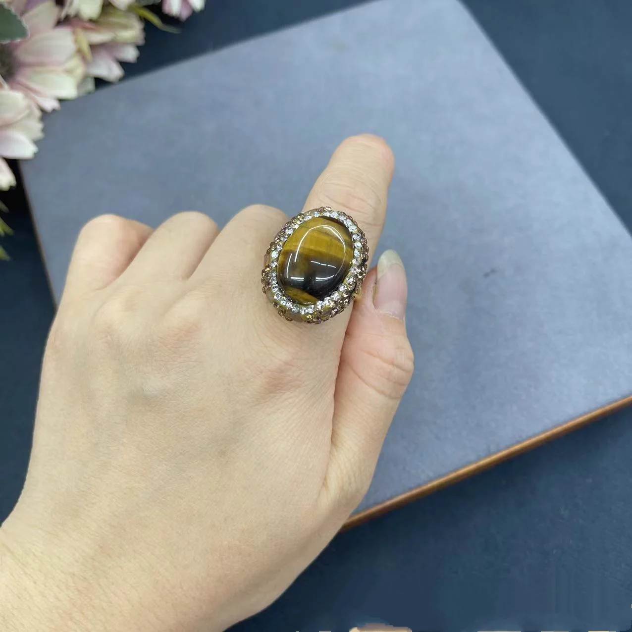 Набор из четырех предметов из натурального камня тигрового глаза, кошачий глаз, инкрустированный камнем, ожерелье, серьги, кольцо, браслет, ювелирные изделия для женщин, подарок на вечеринку
Набор из четырех предметов из натурального камня тигрового глаза, кошачий глаз, инкрустированный камнем, ожерелье, серьги, кольцо, браслет, ювелирные изделия для женщин, подарок на вечеринку