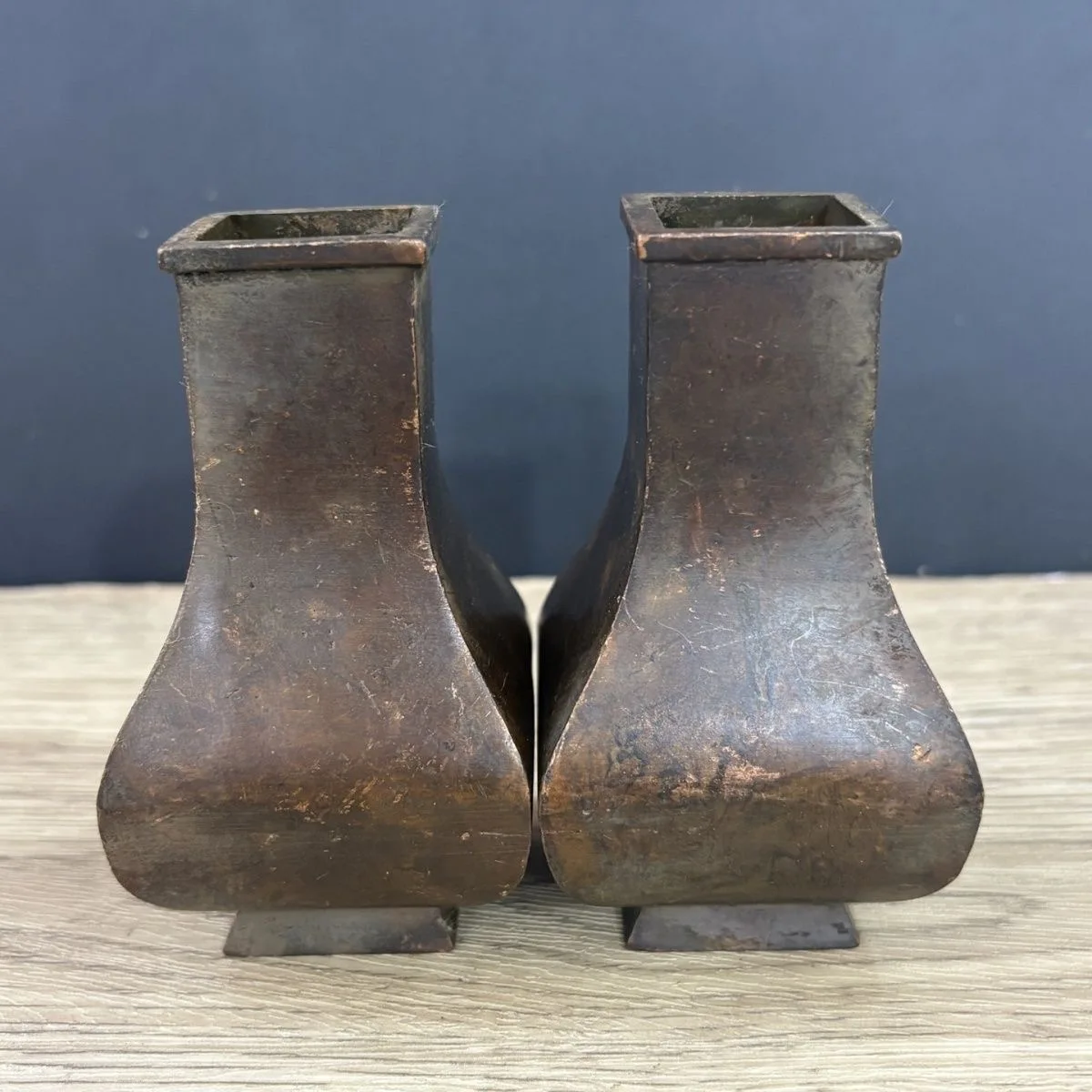 A pair Chinese collection alloy bronze square vases home desktop decorations
A pair Chinese collection alloy bronze square vases home desktop decorations