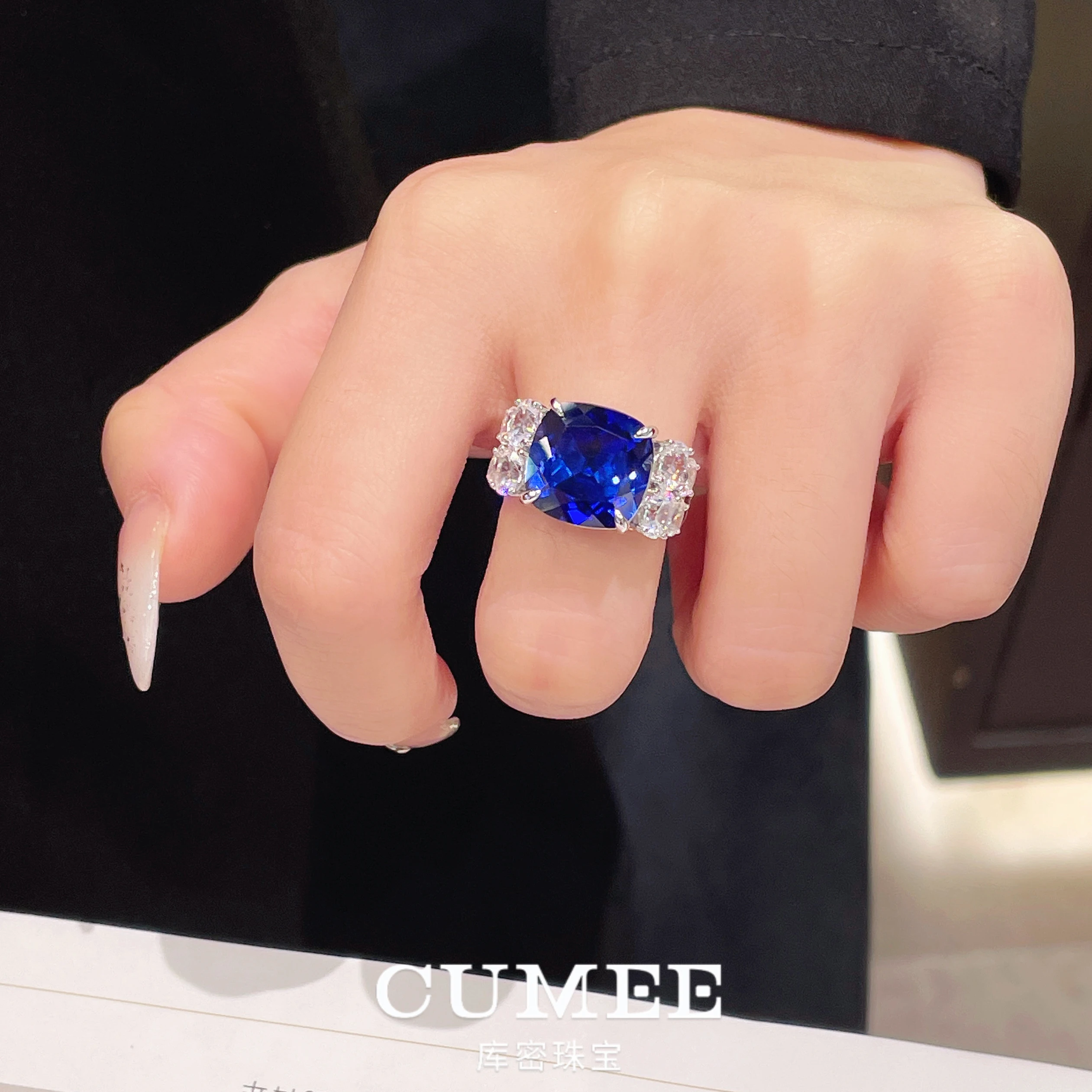 CUMEE Retro Style Fashionable and Luxurious Women's Pillow-shaped Cultivation Synthetic Sapphire Ring. Silver-plated Gold
CUMEE Retro Style Fashionable and Luxurious Women's Pillow-shaped Cultivation Synthetic Sapphire Ring. Silver-plated Gold