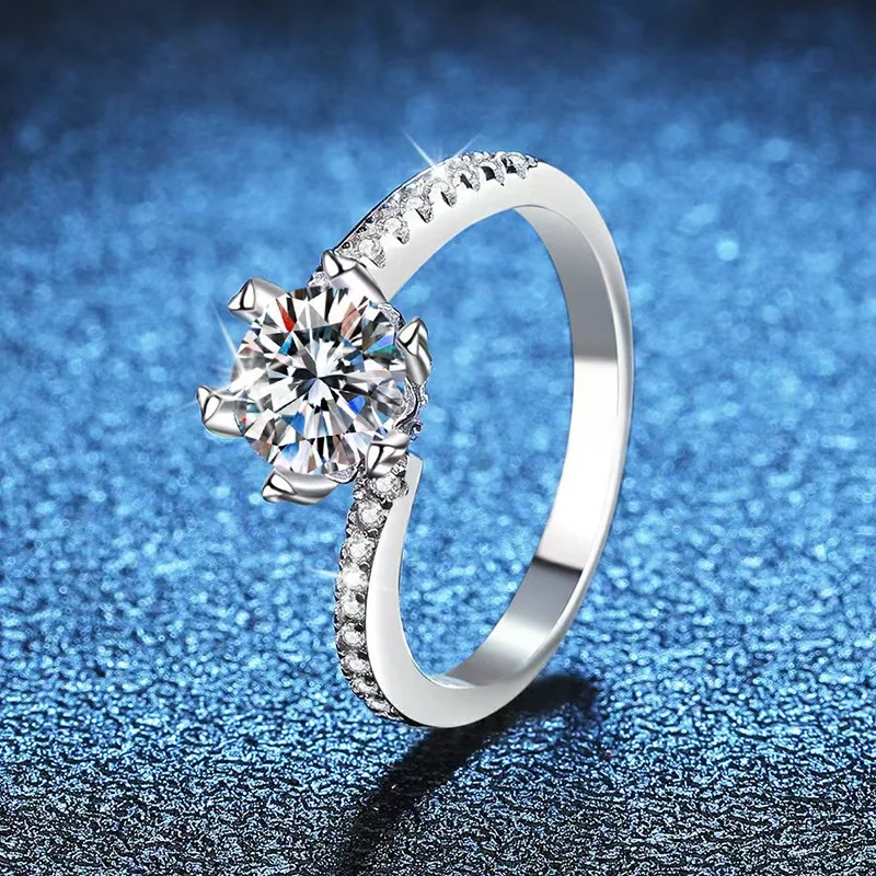 925 Sterling Silver Diamond Ring for You Six-Claw Snowflake Twisted Arm Accessible Luxury Engagement Ring 100% 1 Carat D Color Moissanite Ring for Women
925 Sterling Silver Diamond Ring for You Six-Claw Snowflake Twisted Arm Accessible Luxury Engagement Ring 100% 1 Carat D Color Moissanite Ring for Women