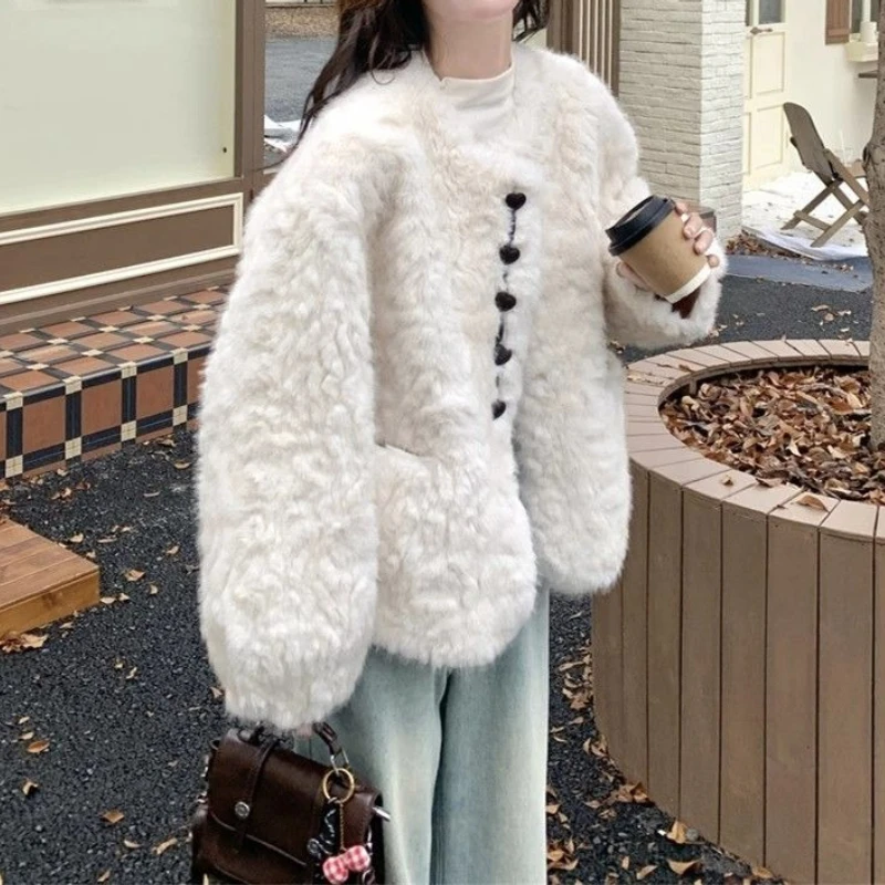 Eco-friendly Fur Jacket Women's New Models in Autumn and Winter 2025, High-end Sense, Small Fashion Age Reduction
Eco-friendly Fur Jacket Women's New Models in Autumn and Winter 2025, High-end Sense, Small Fashion Age Reduction