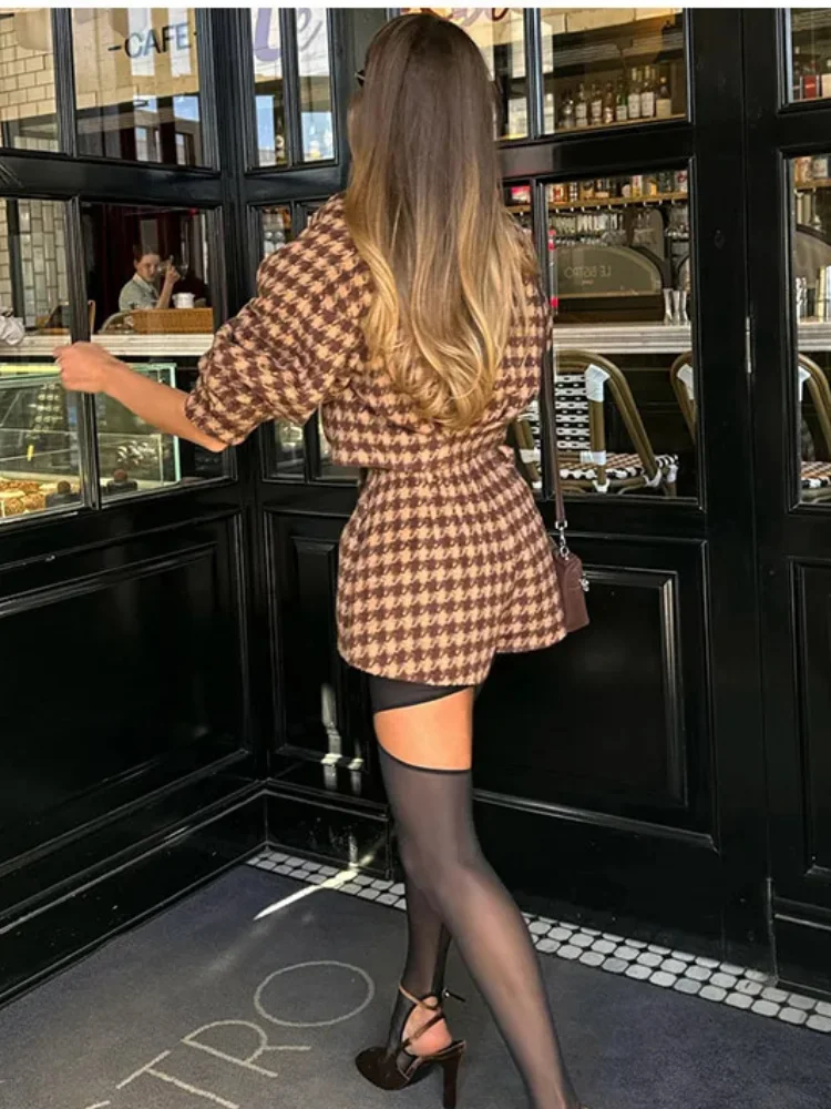 Cozy Women Grid Pattern Shorts Sets Lapel Long Sleeve Loose Single Breasted Ruffle Tops High Waist Pants New Fashion Outerwear
Cozy Women Grid Pattern Shorts Sets Lapel Long Sleeve Loose Single Breasted Ruffle Tops High Waist Pants New Fashion Outerwear