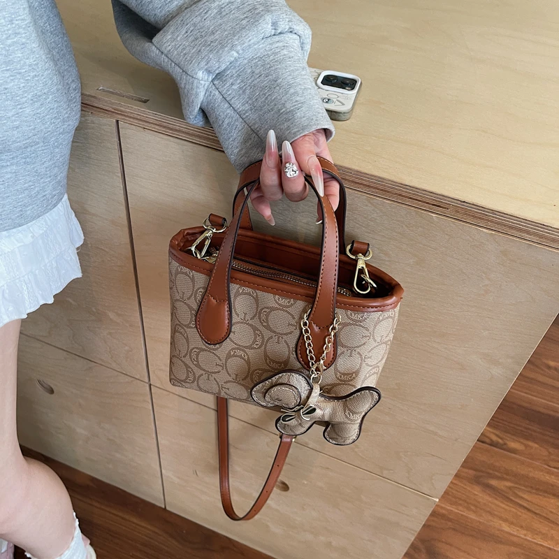 Luxury Designer Shoulder Bag for Women, Elegant Leather Crossbody Bag with Chain Strap, Popular Handbag Style
Luxury Designer Shoulder Bag for Women, Elegant Leather Crossbody Bag with Chain Strap, Popular Handbag Style