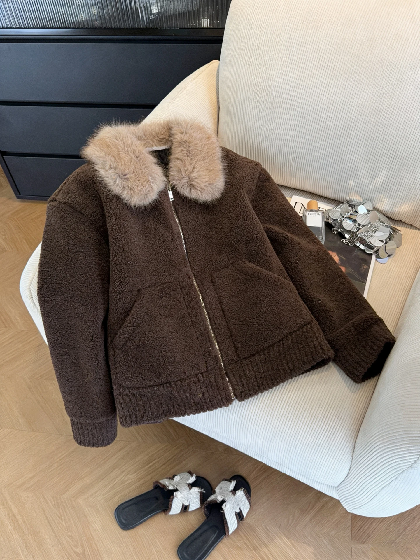 Коричневый тяжелый жакет из меха ягненка в американском стиле ретро, женский осенне-зимний модный дизайн, свободный универсальный топ, модная застежка-молния
Коричневый тяжелый жакет из меха ягненка в американском стиле ретро, женский осенне-зимний модный дизайн, свободный универсальный топ, модная застежка-молния