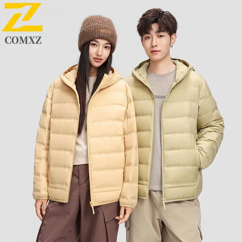 COMXZ 2025 легкий пуховик для мужчин и женщин, зимнее пальто с воротником-стойкой, белая парка с капюшоном, термостойкая повседневная верхняя одежда
COMXZ 2025 легкий пуховик для мужчин и женщин, зимнее пальто с воротником-стойкой, белая парка с капюшоном, термостойкая повседневная верхняя одежда