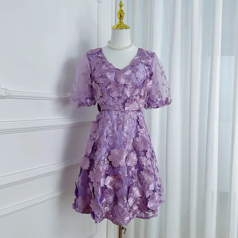 Sweet Embroidered V-Neck Short Sleeve Dress High Waist A-Line Midi Dress Luxury Spring Summer Fashion Show Purple Flower Design
Sweet Embroidered V-Neck Short Sleeve Dress High Waist A-Line Midi Dress Luxury Spring Summer Fashion Show Purple Flower Design